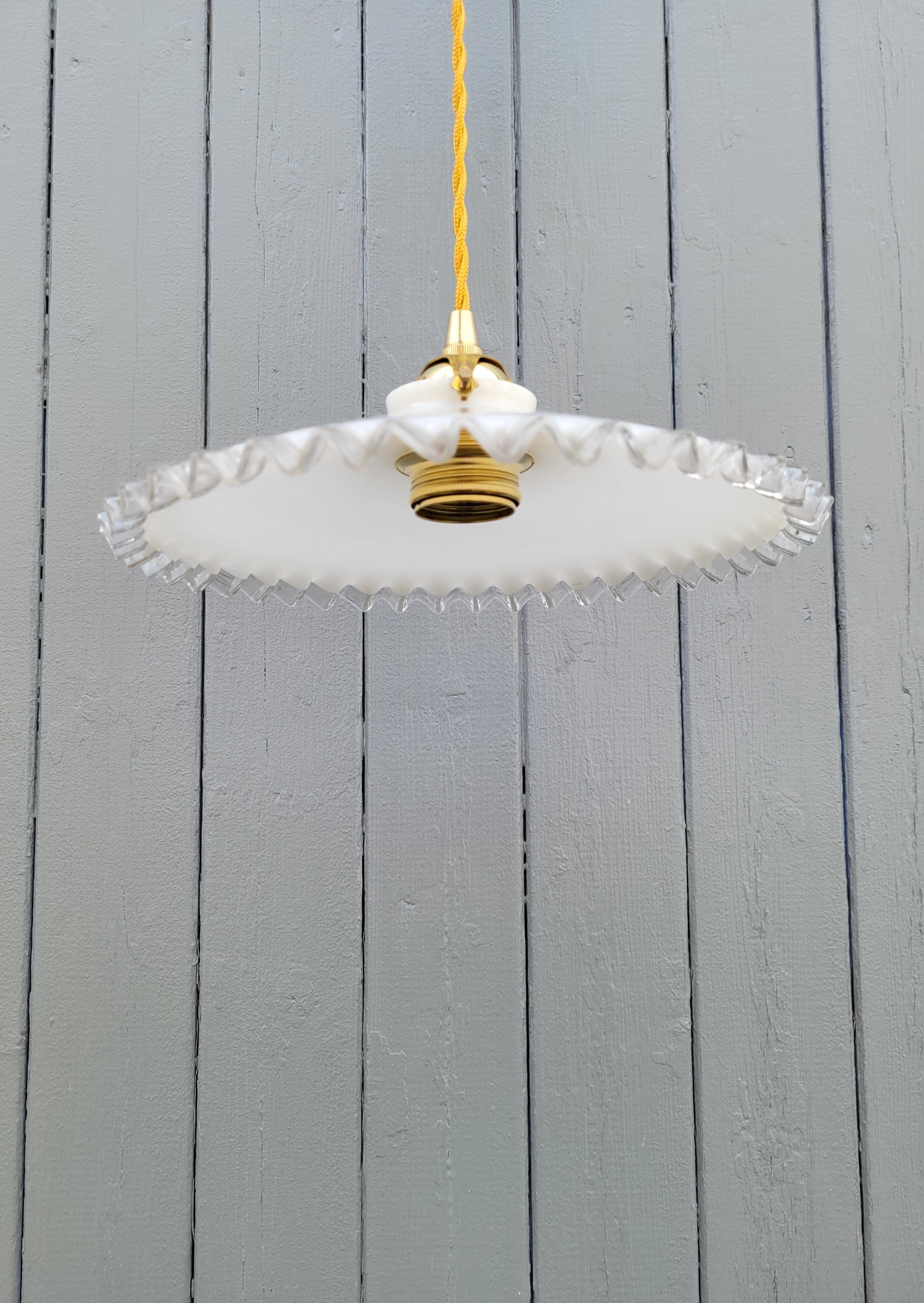 Serrated opaline suspension