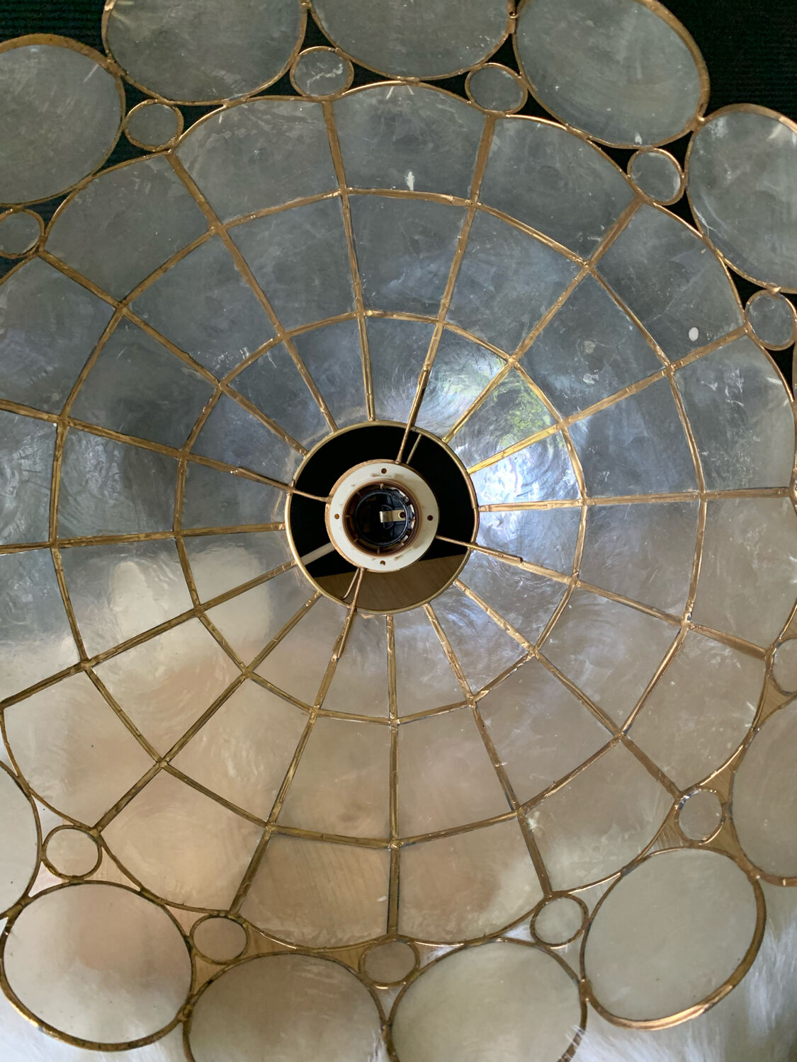 Mother-of-pearl suspension