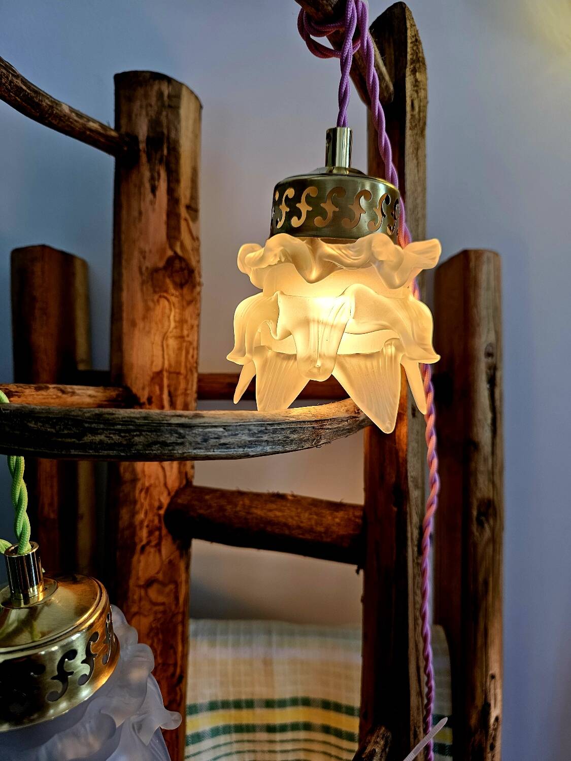 Glass paste flower suspension