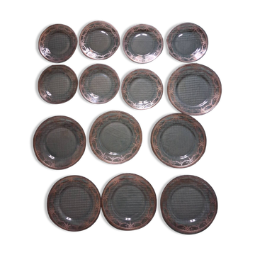 14 assiettes à décor argenté