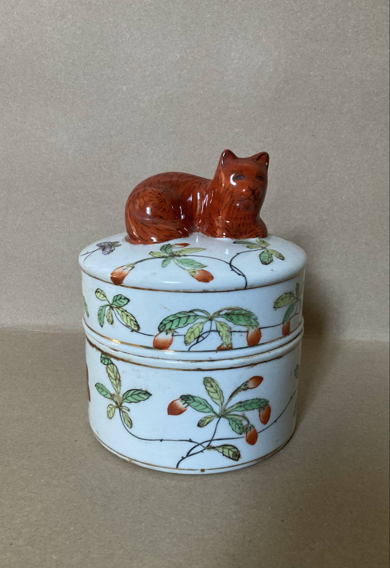 Pot couvert en faïence IMARI décor fait main, fleurs papillons et chat