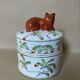 Pot couvert en faïence IMARI décor fait main, fleurs papillons et chat