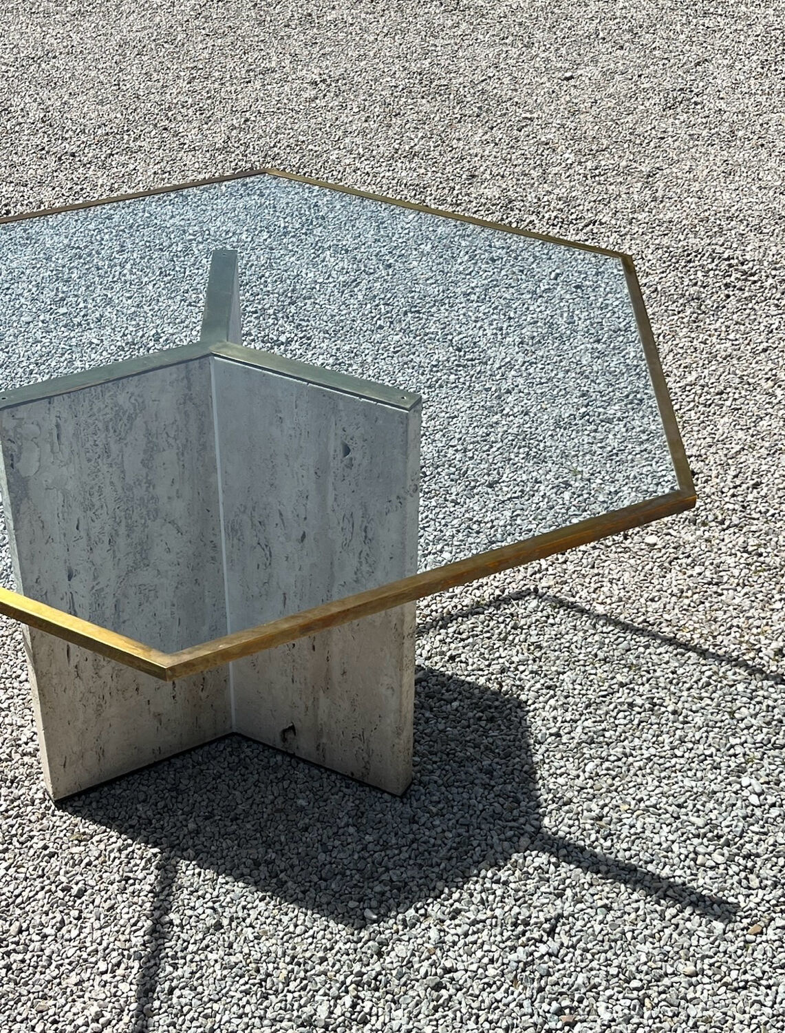 Dining table in travertine, glass top and brass (c.1980)