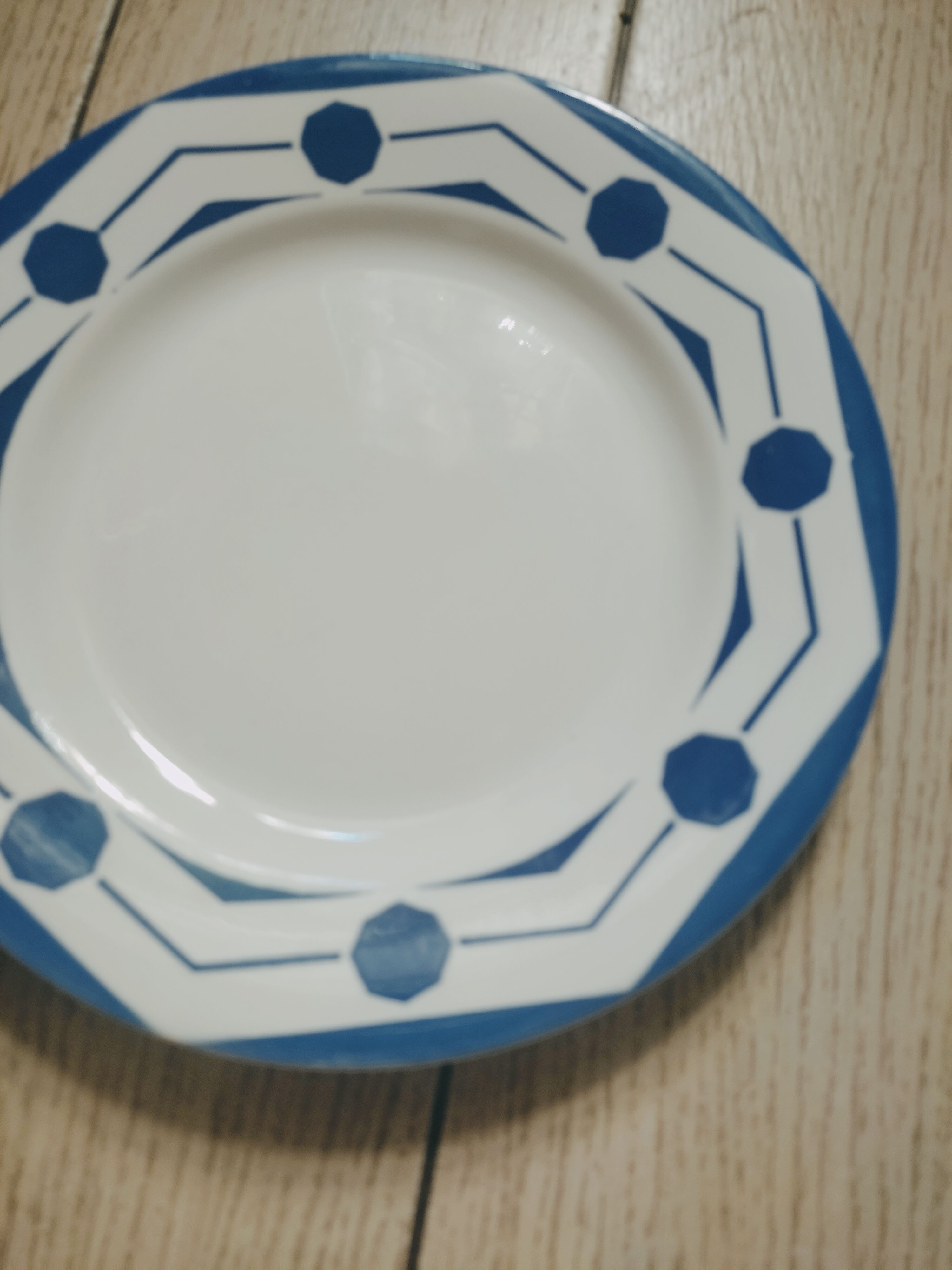 6 retro plates mismatched in earthenware