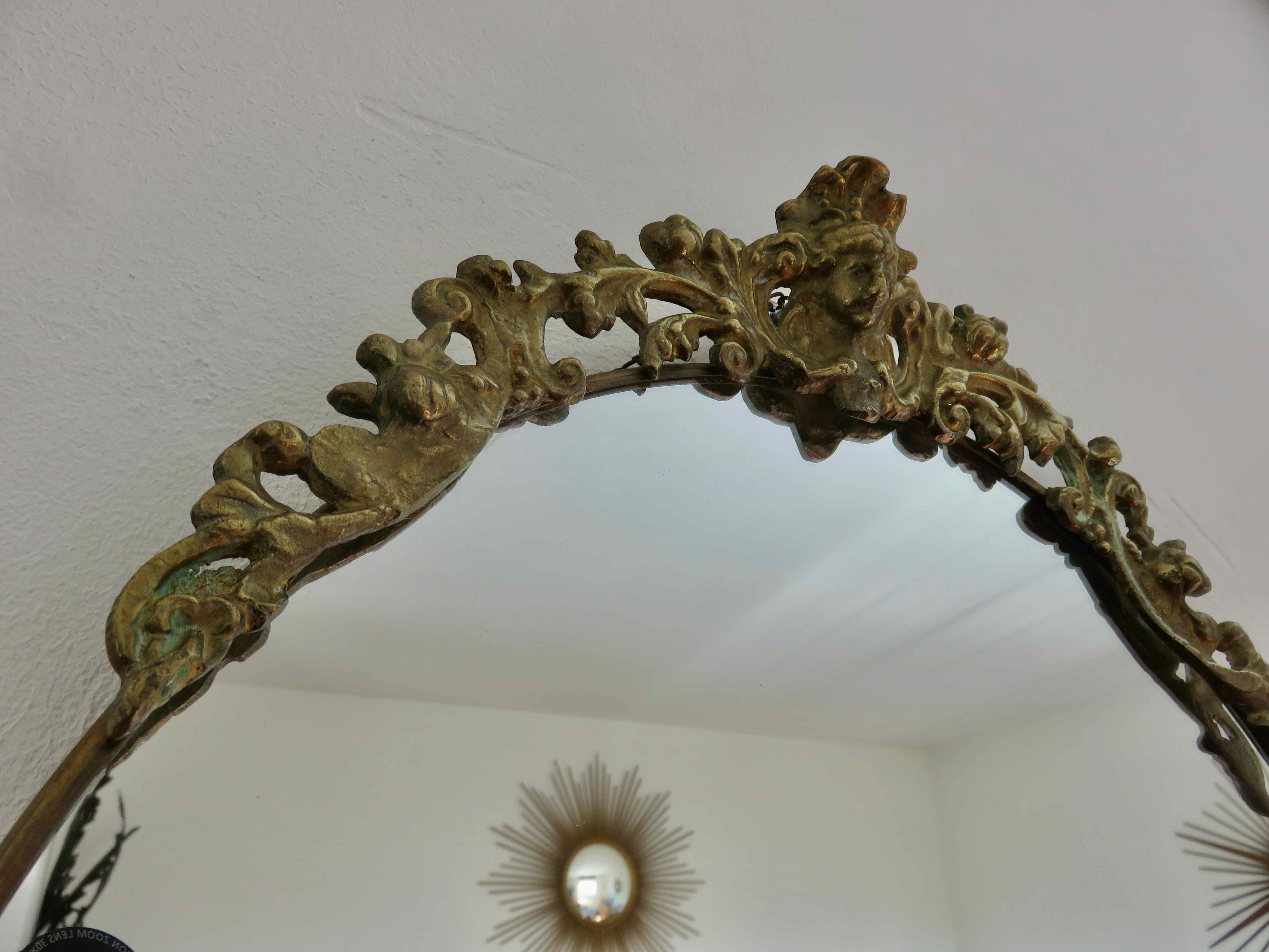 Oval mirror in gilded brass with frieze 40s 50s, 37x50 cm