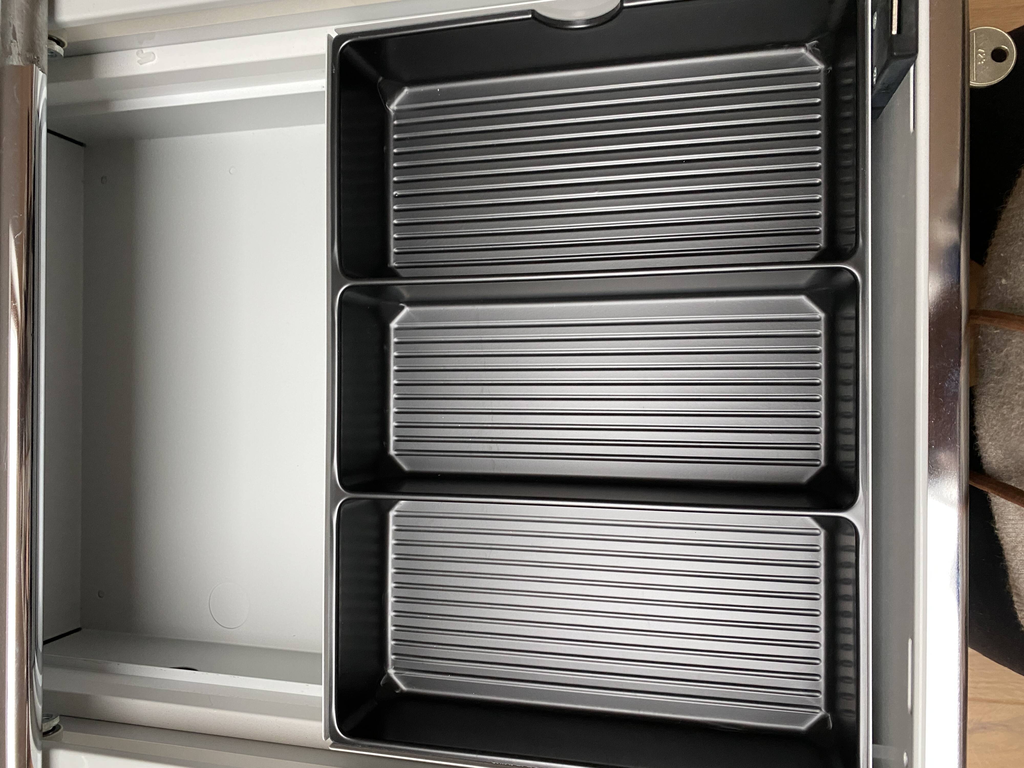 USM box unit on casters