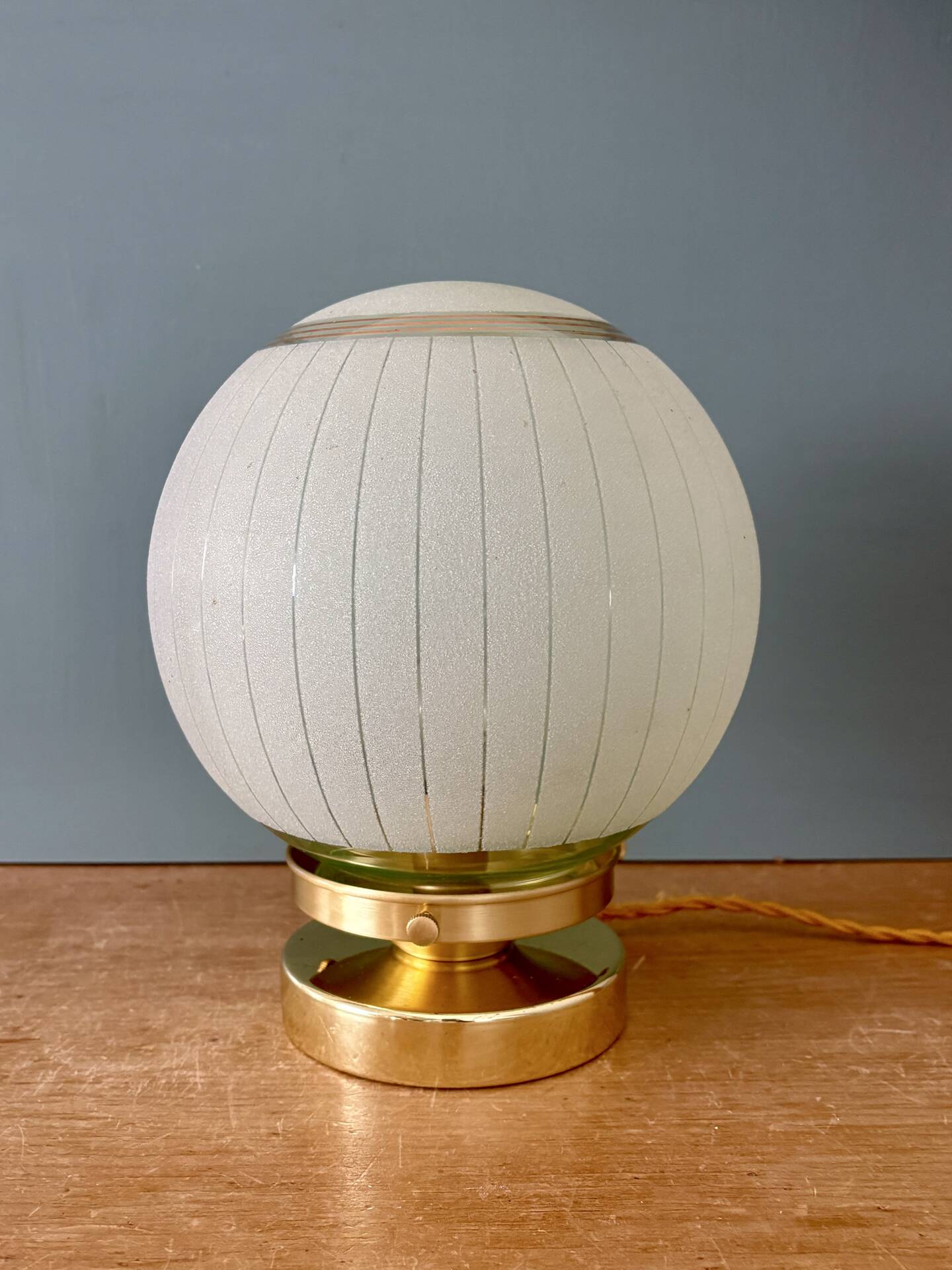 Lampe à poser globe vintage en verre granité vert et doré