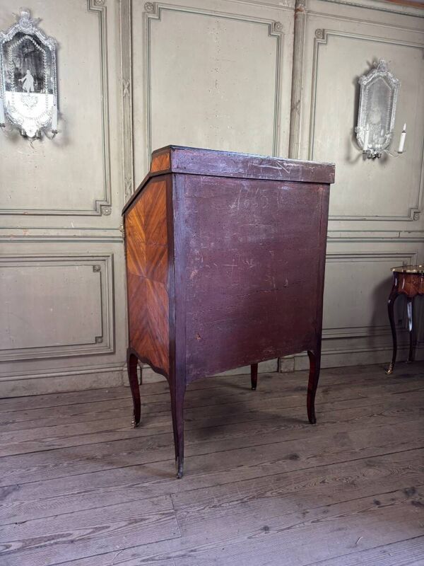 Meuble secrétaire de notaire Louis XV en placage, estampillé de Nicolas Petit