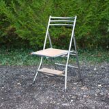 Retractable folding chair