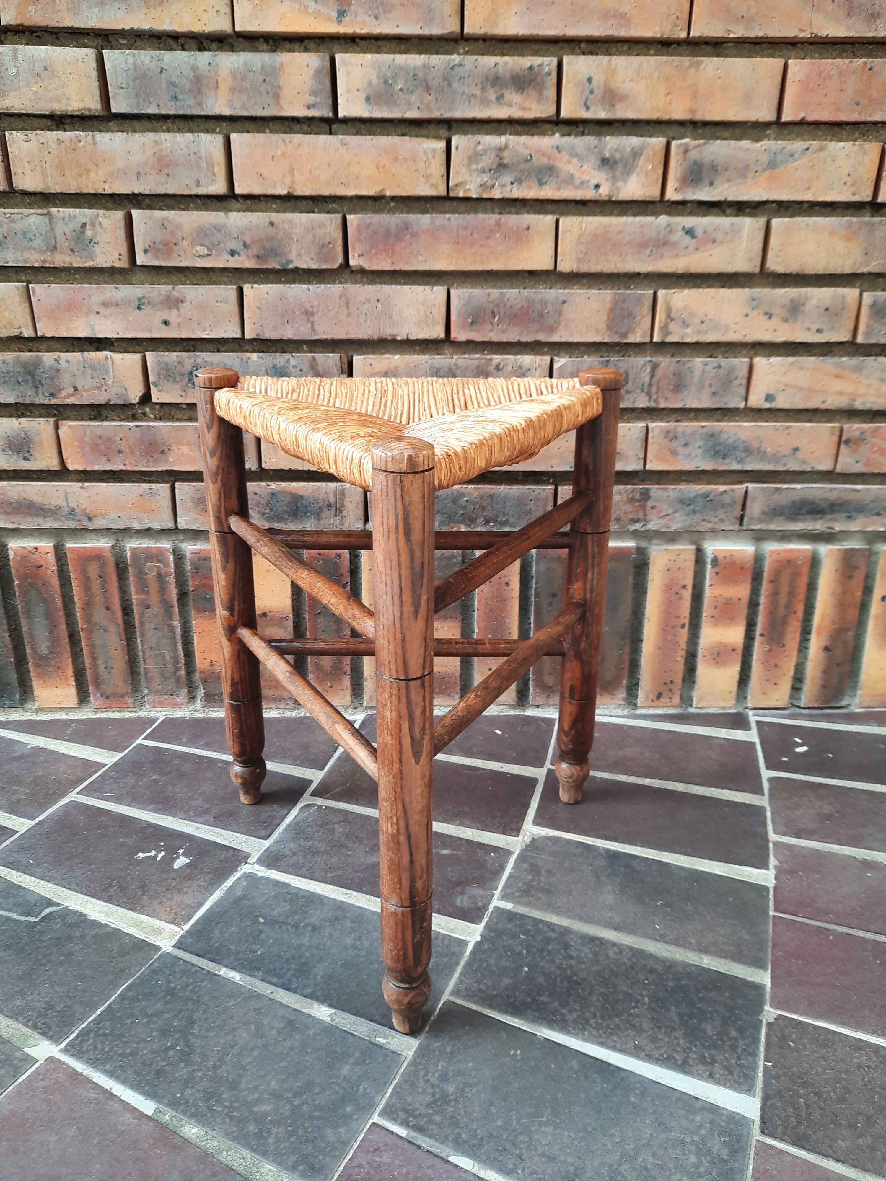 Tabouret triangulaire style Charlotte Perriand