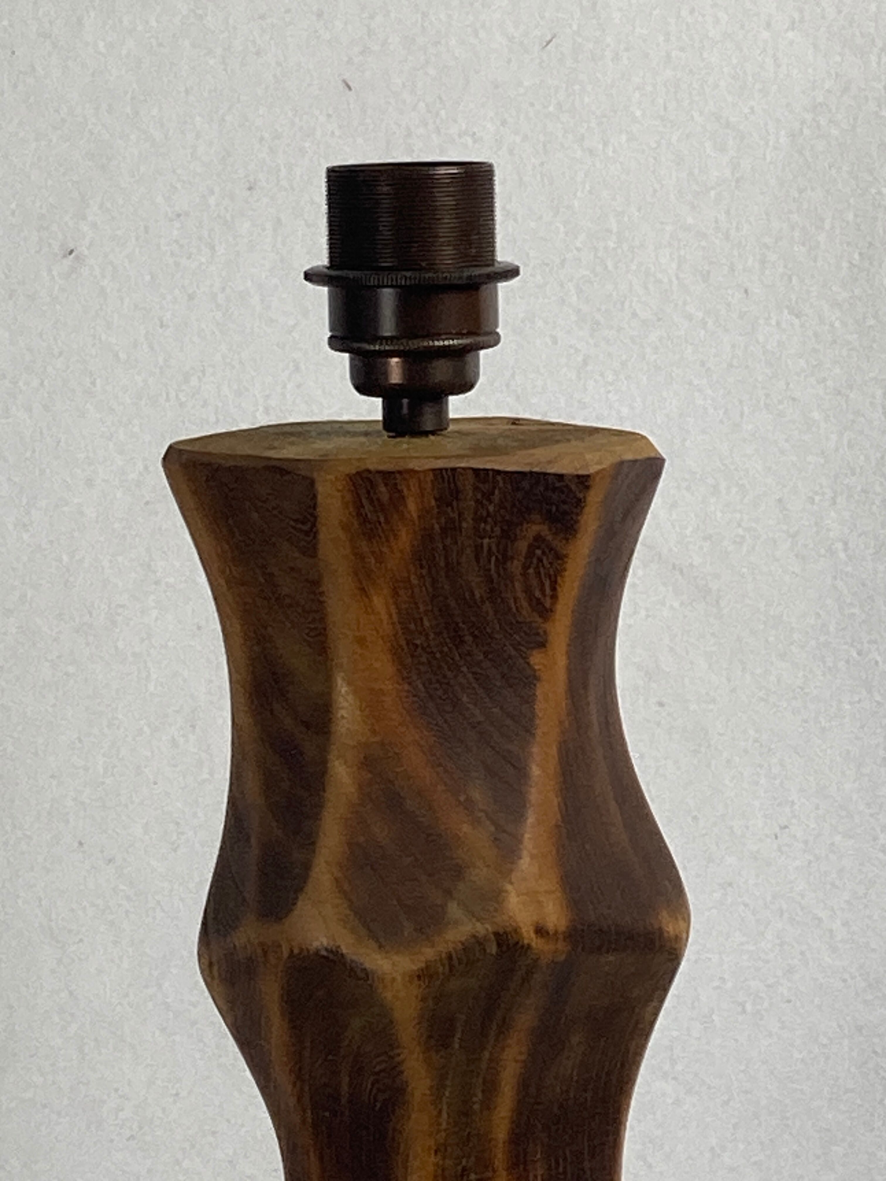 Large brutalist table lamp with rattan shade, Dutch ca 1960s ( 76 cm )