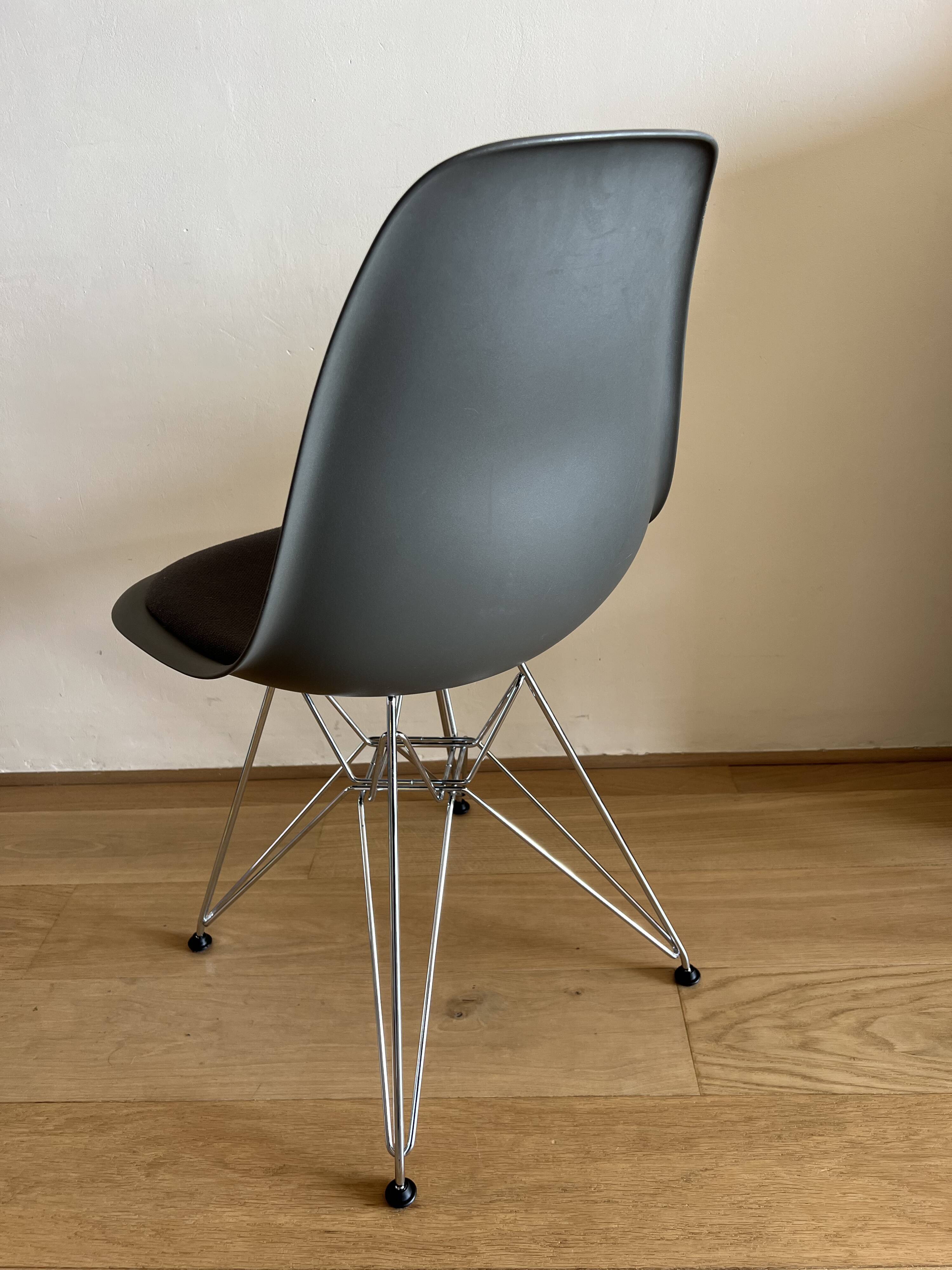 Lot of 4 original Eames DSR chairs by Vitra – with cushion.