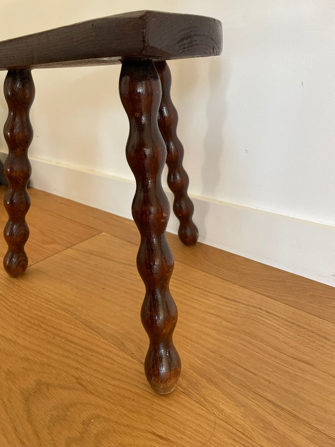 Ball foot tripod stool