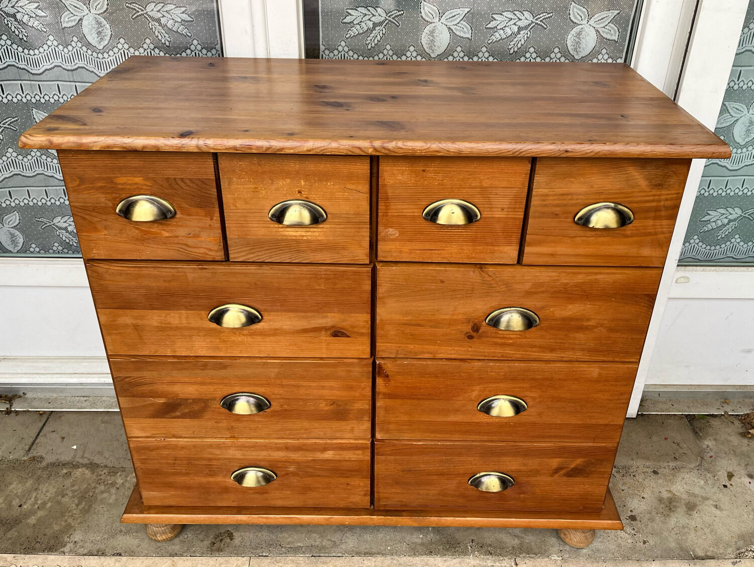 Storage cabinet with drawers