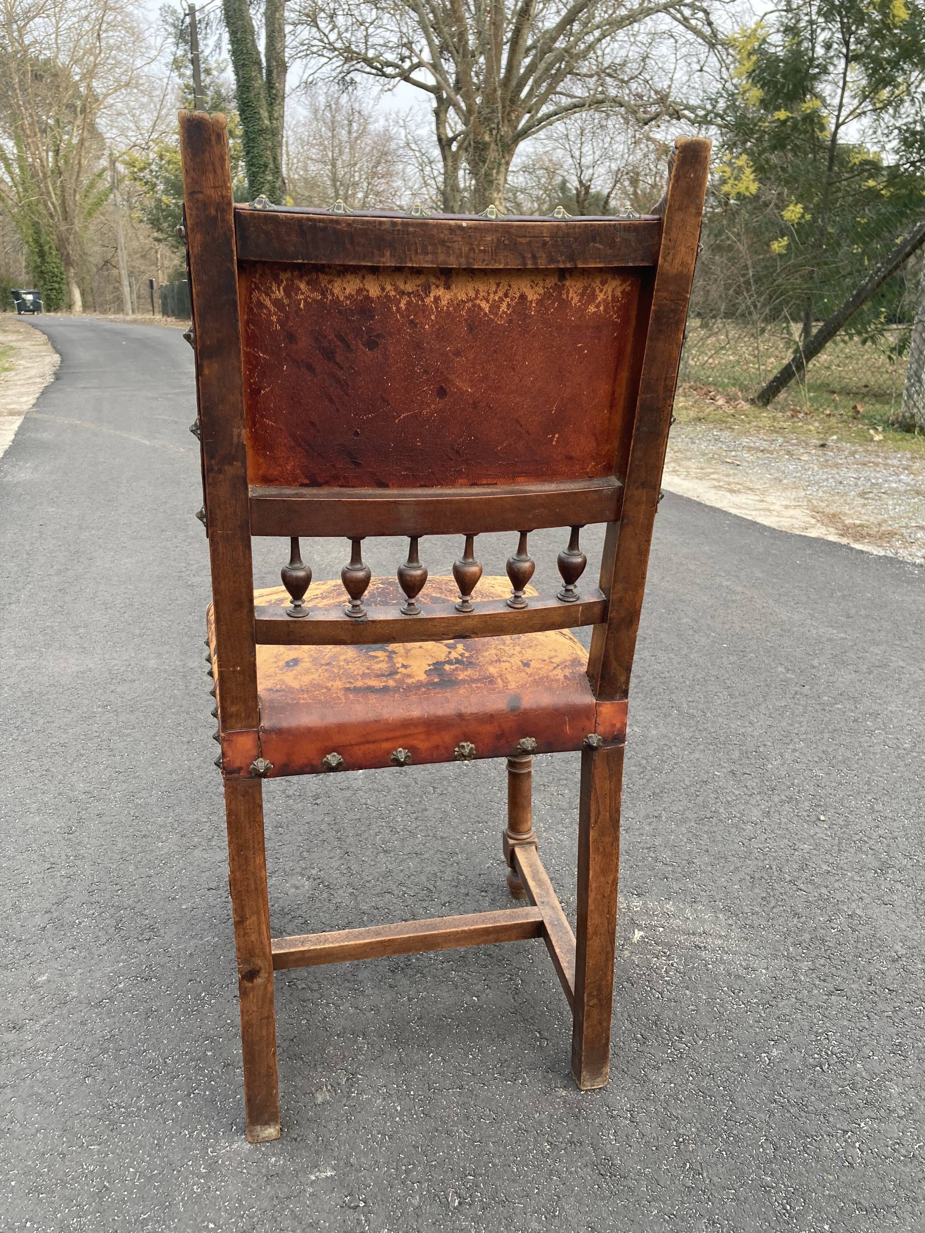 5 chaises Henri II en bois massif et cuir néo renaissance XIXème siècle