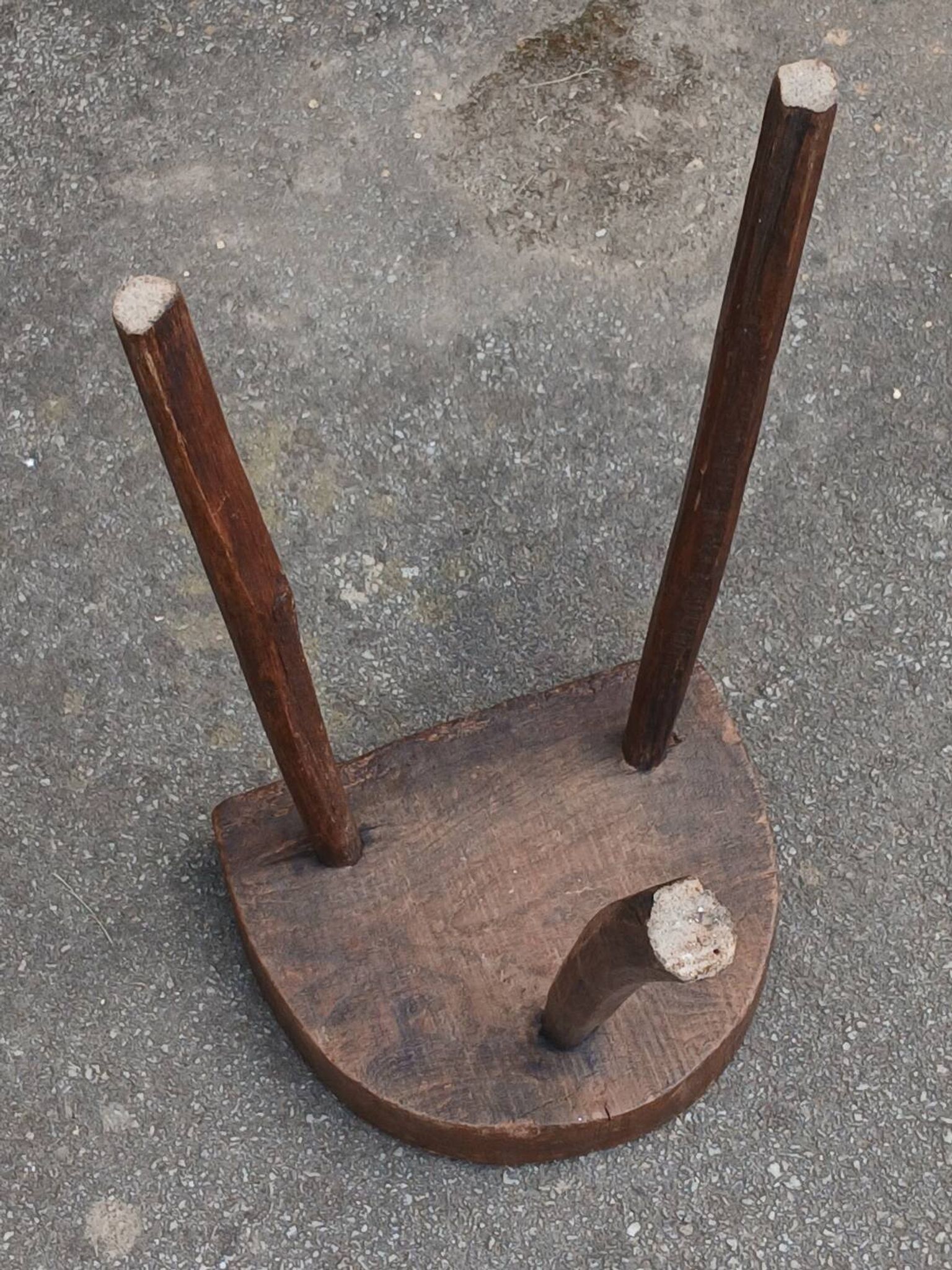 Farmhouse tripod stool in oak