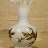 Ancien vase opaline blanche à décor de chardons en relief peint ht 23,6 cm