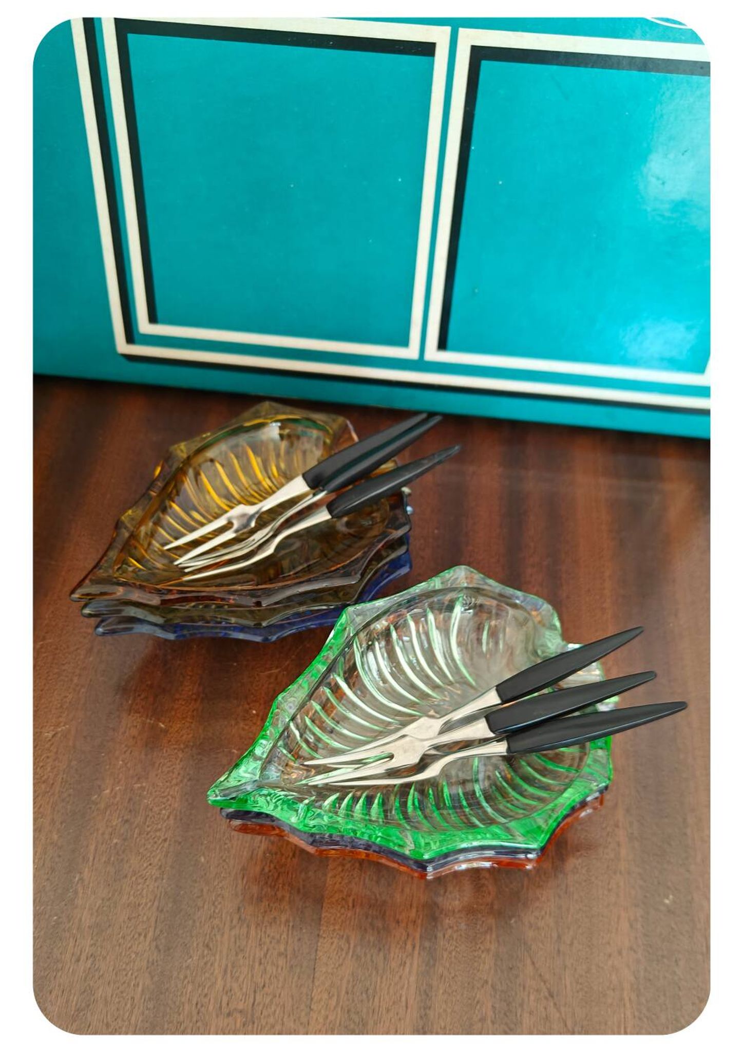 6 assiettes en forme de feuille en verre pressé Arlequin, milieu XXème