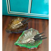 6 assiettes en forme de feuille en verre pressé Arlequin, milieu XXème