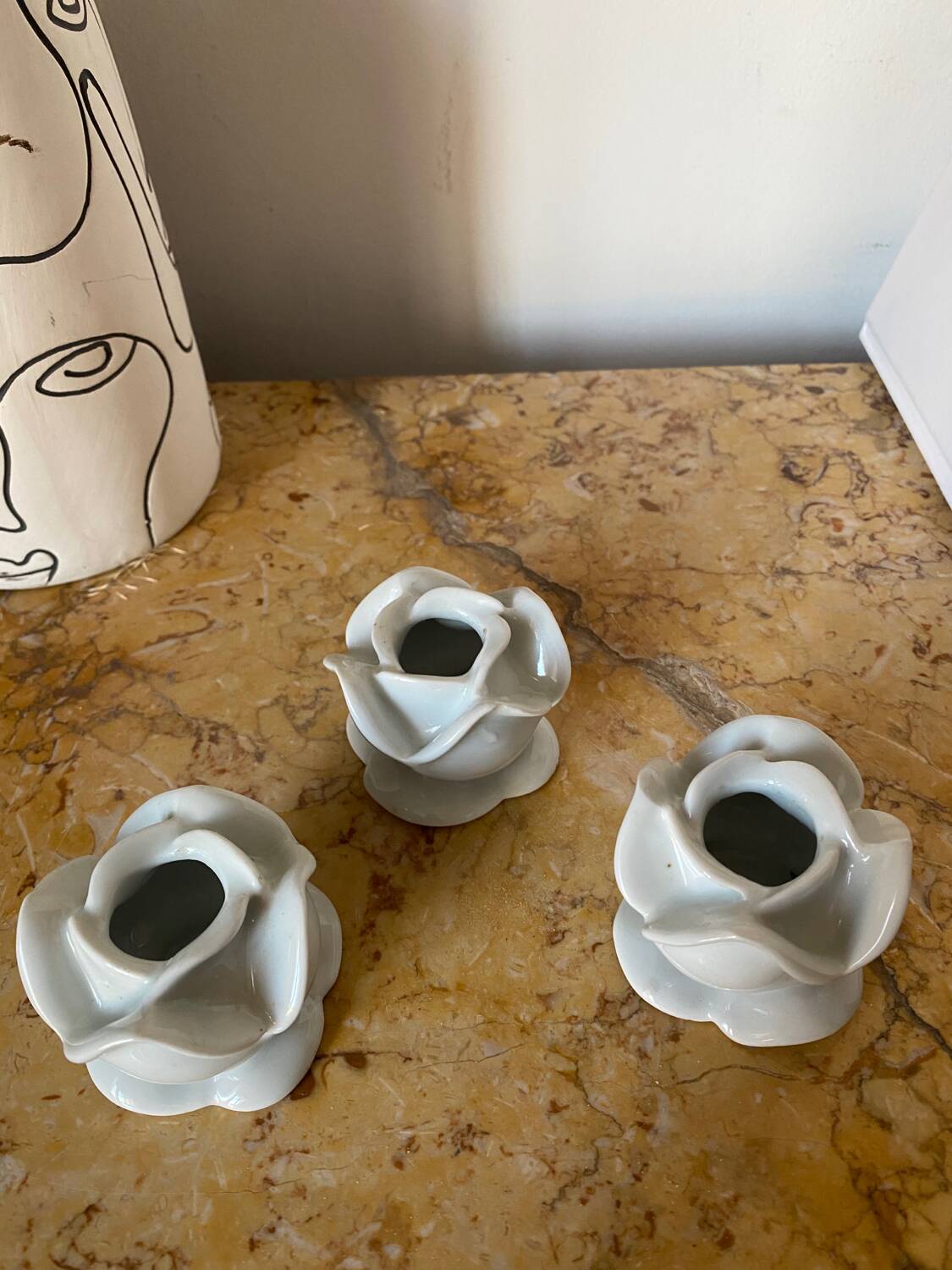 Bougeoirs en céramique blanche vintage