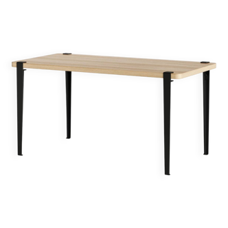Tiptoe dining table - eco-certified wood