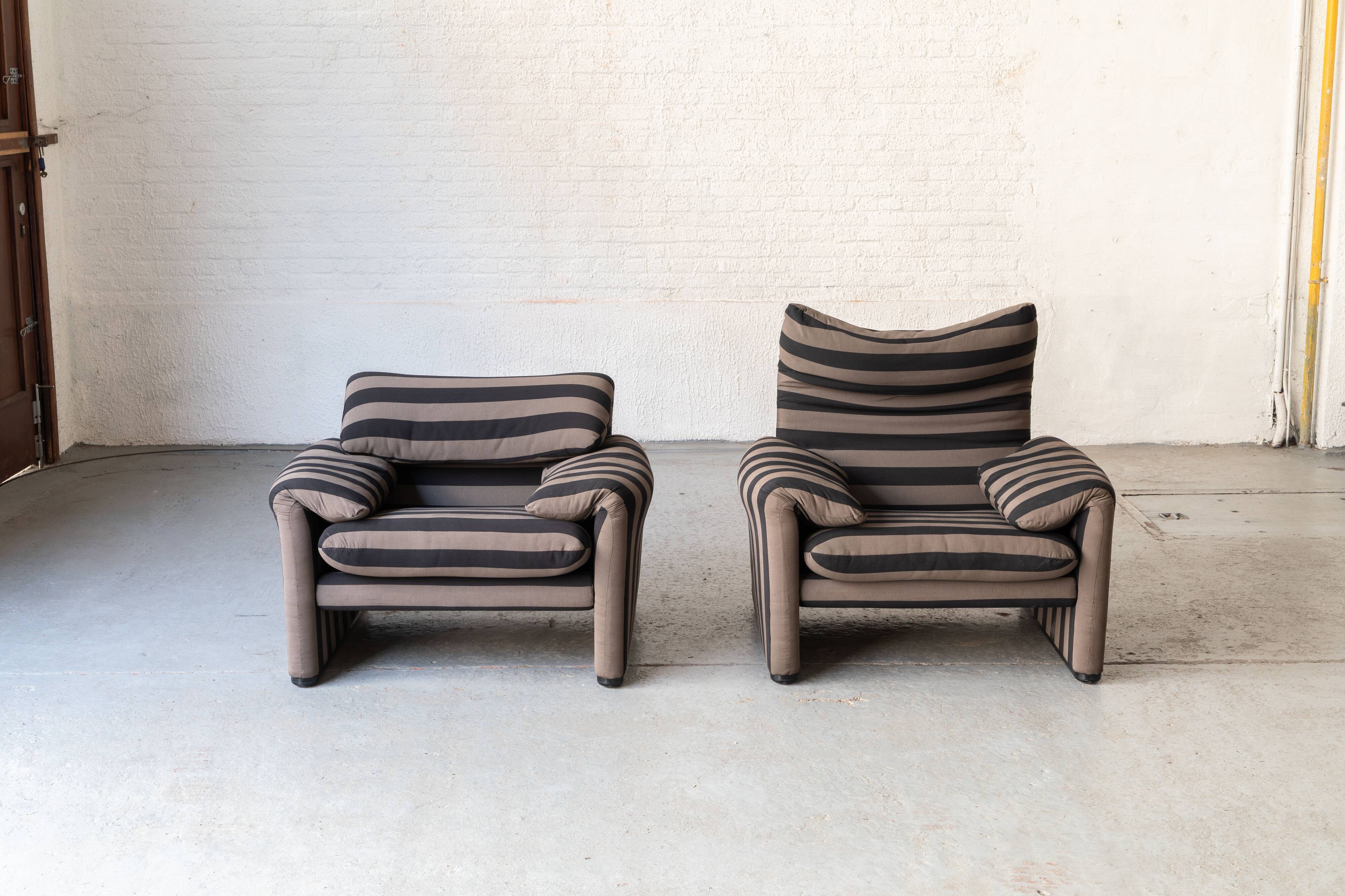 Set of 2 easy chairs 'Maralunga' by Vico Magistretti