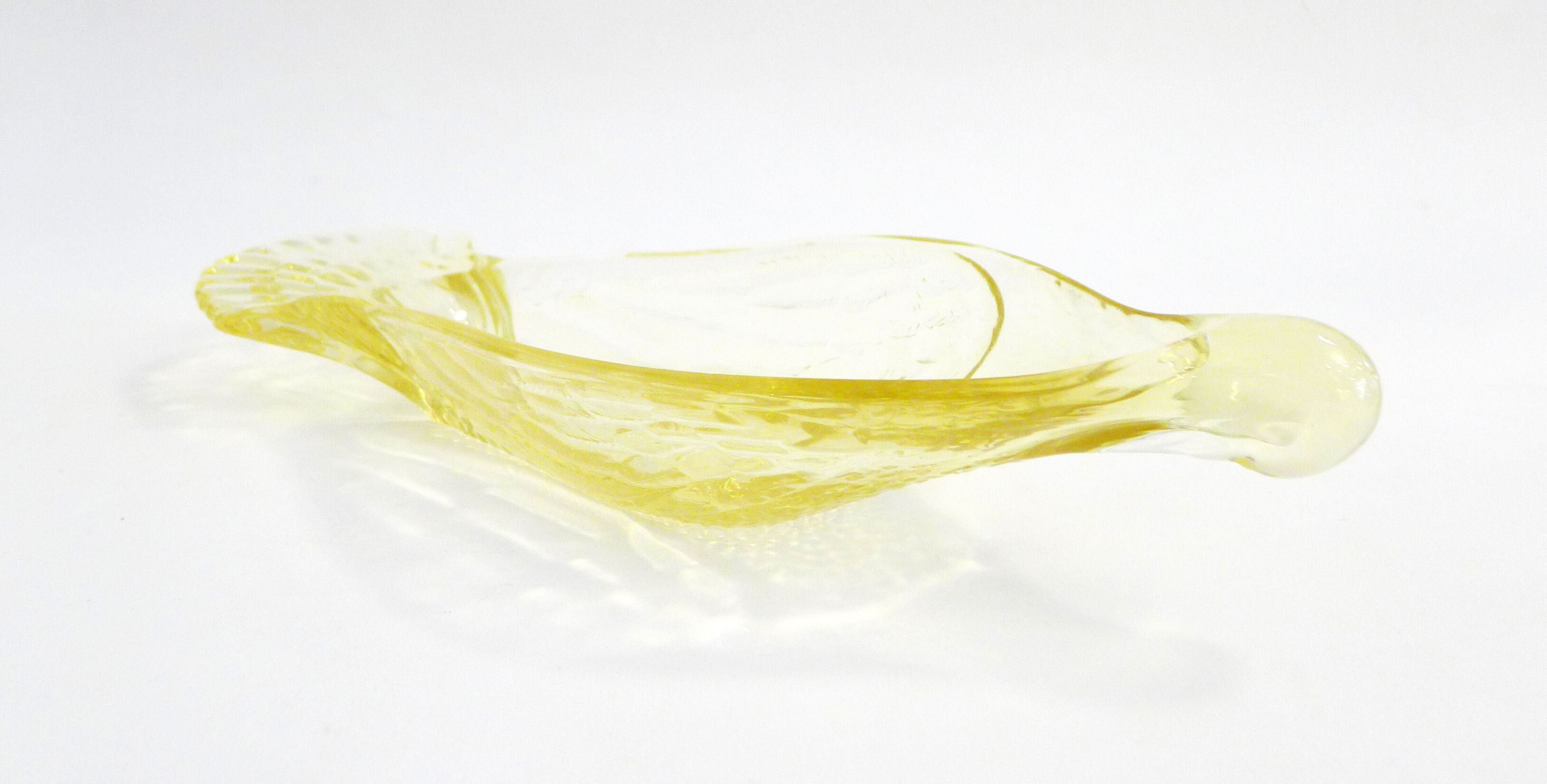 Plat coupe oiseau, en verre cristallin jaune pâle