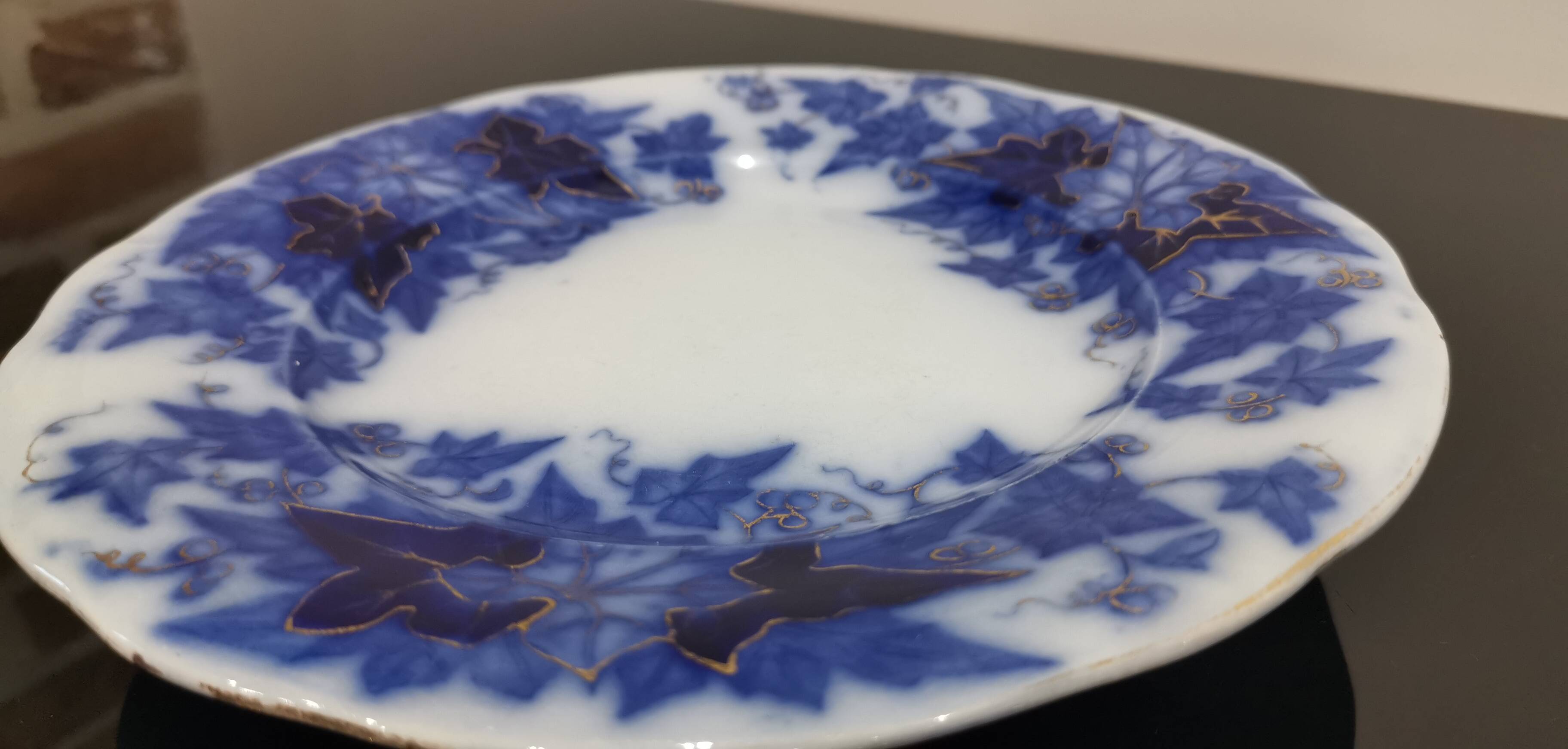 Old mounted plate, Bryonia Sarreguemines Terre de fer compotier