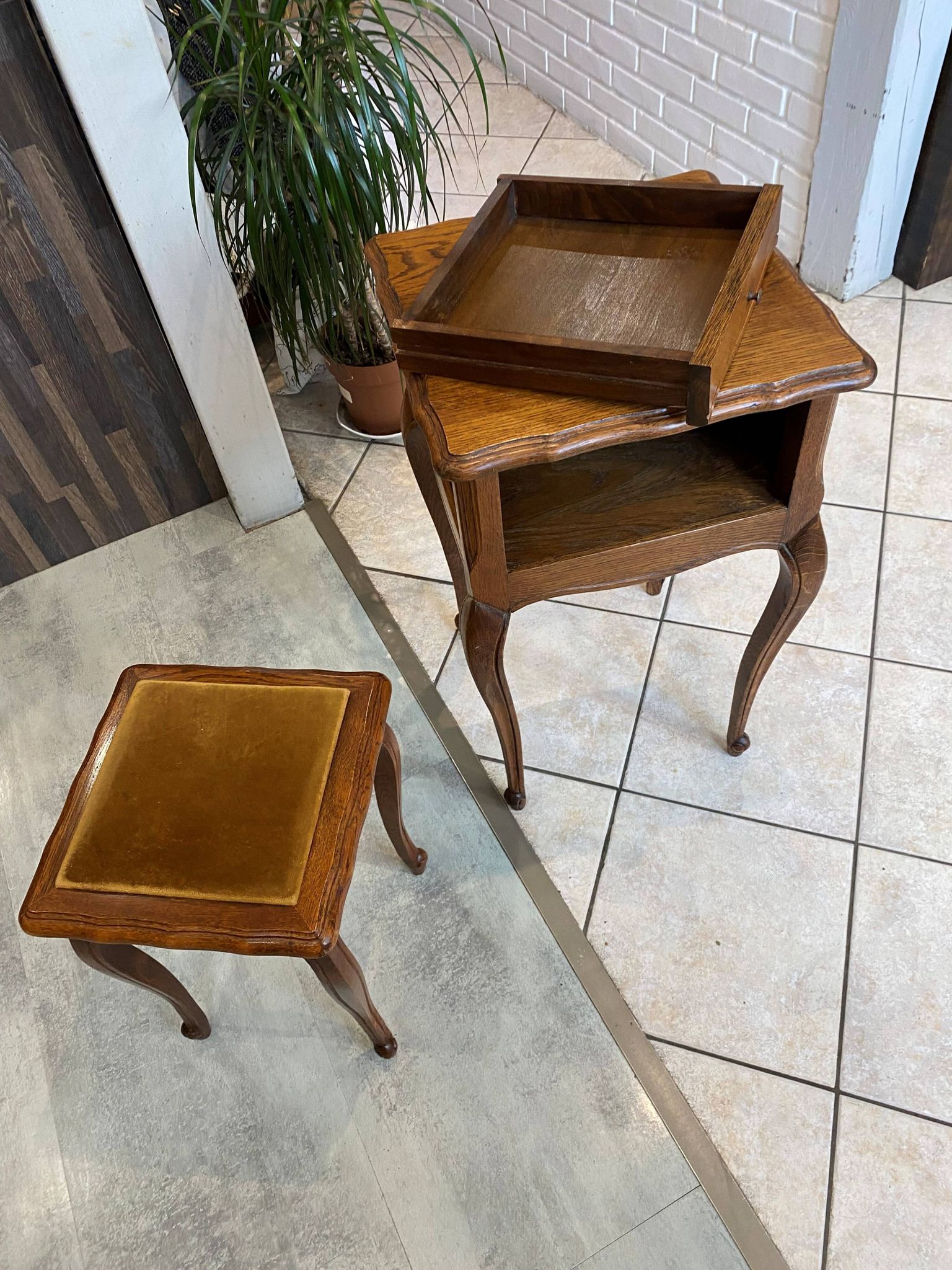 Guéridon ensemble gueridon et tabouret de style Louis XV en chêne massif