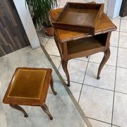 Guéridon ensemble gueridon et tabouret de style Louis XV en chêne massif