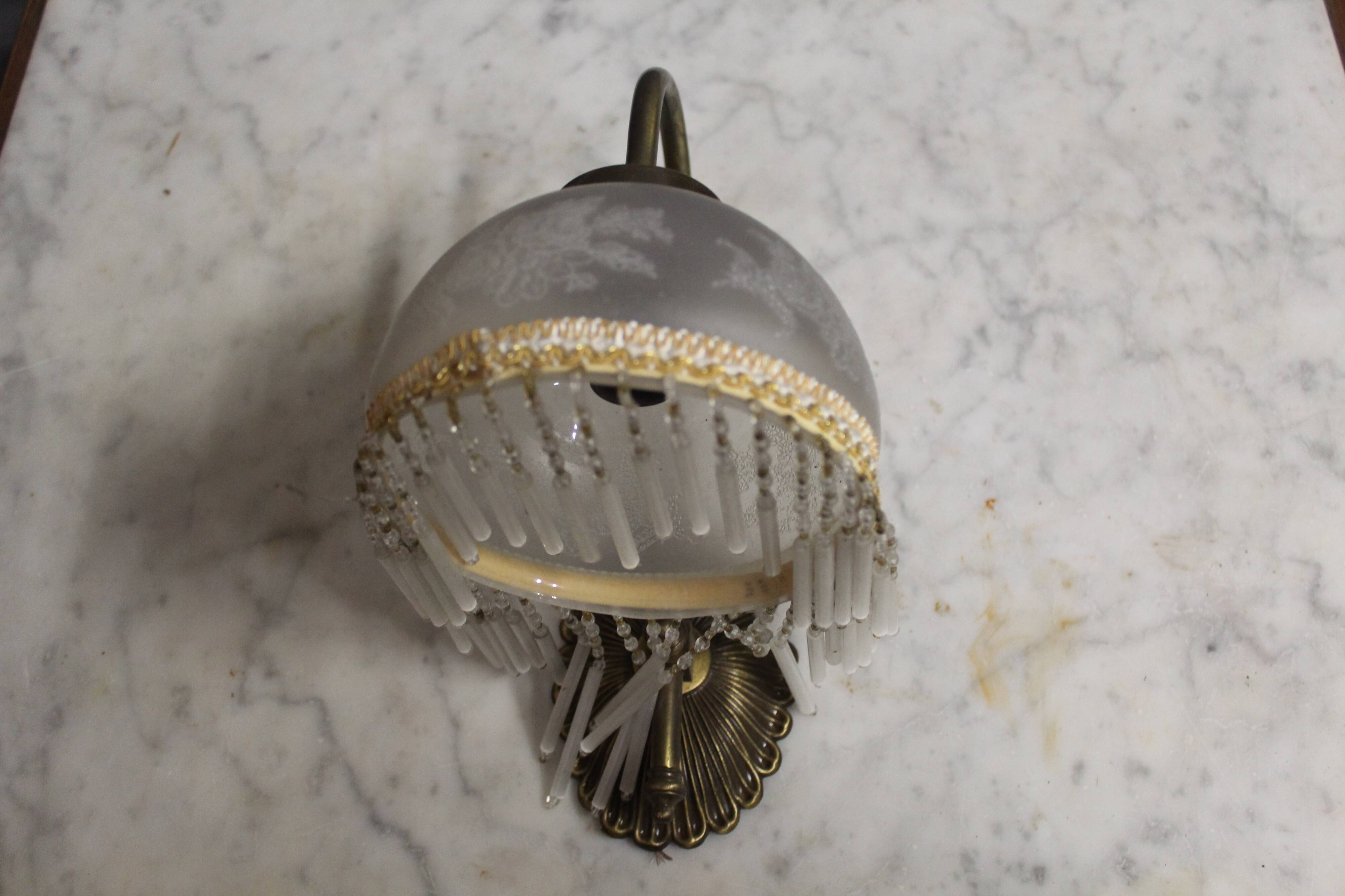 Applique parisienne en verre gravé et perles