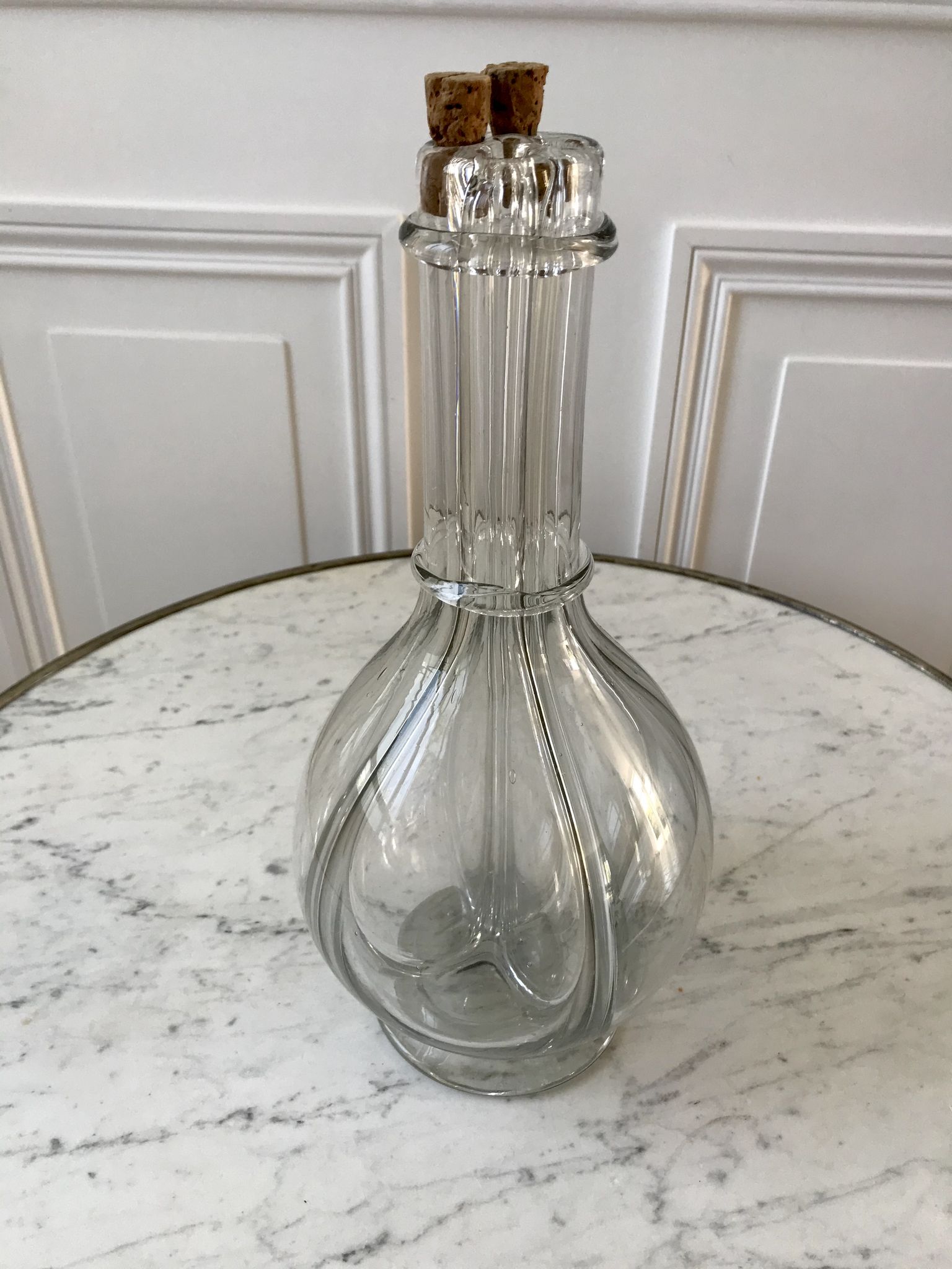 Carafe à liqueur à compartiments en verre moulé début XXème