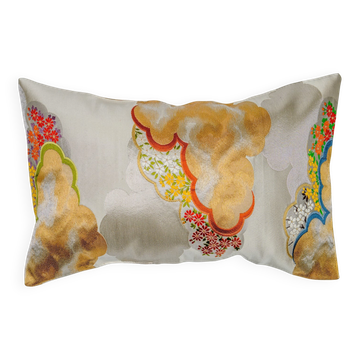 The celestial drift of Kumo — white and gold cloud