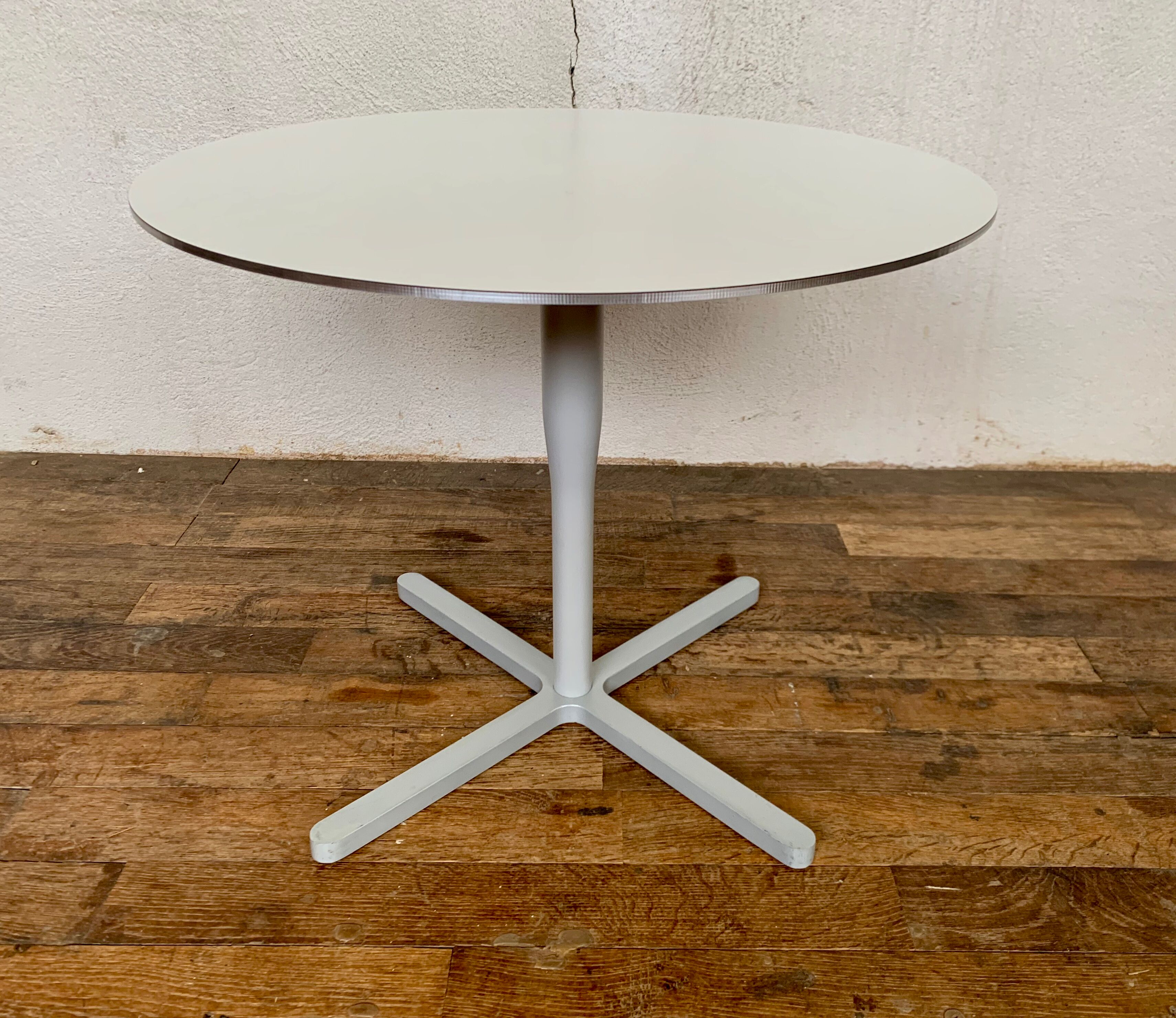 Vintage coffee table round pedestal table star base cast aluminum year 1980