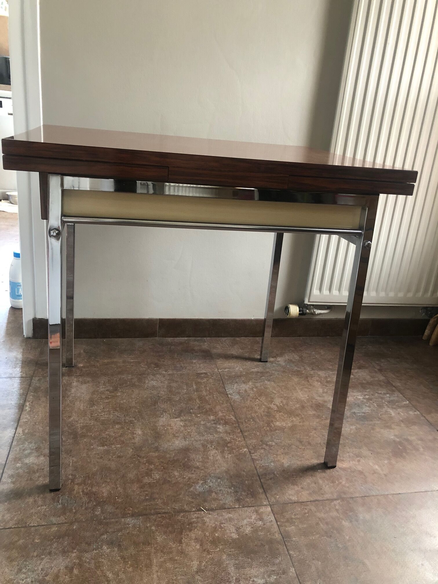 Table en formica avec sa chaise et son tabouret imitation palissandre