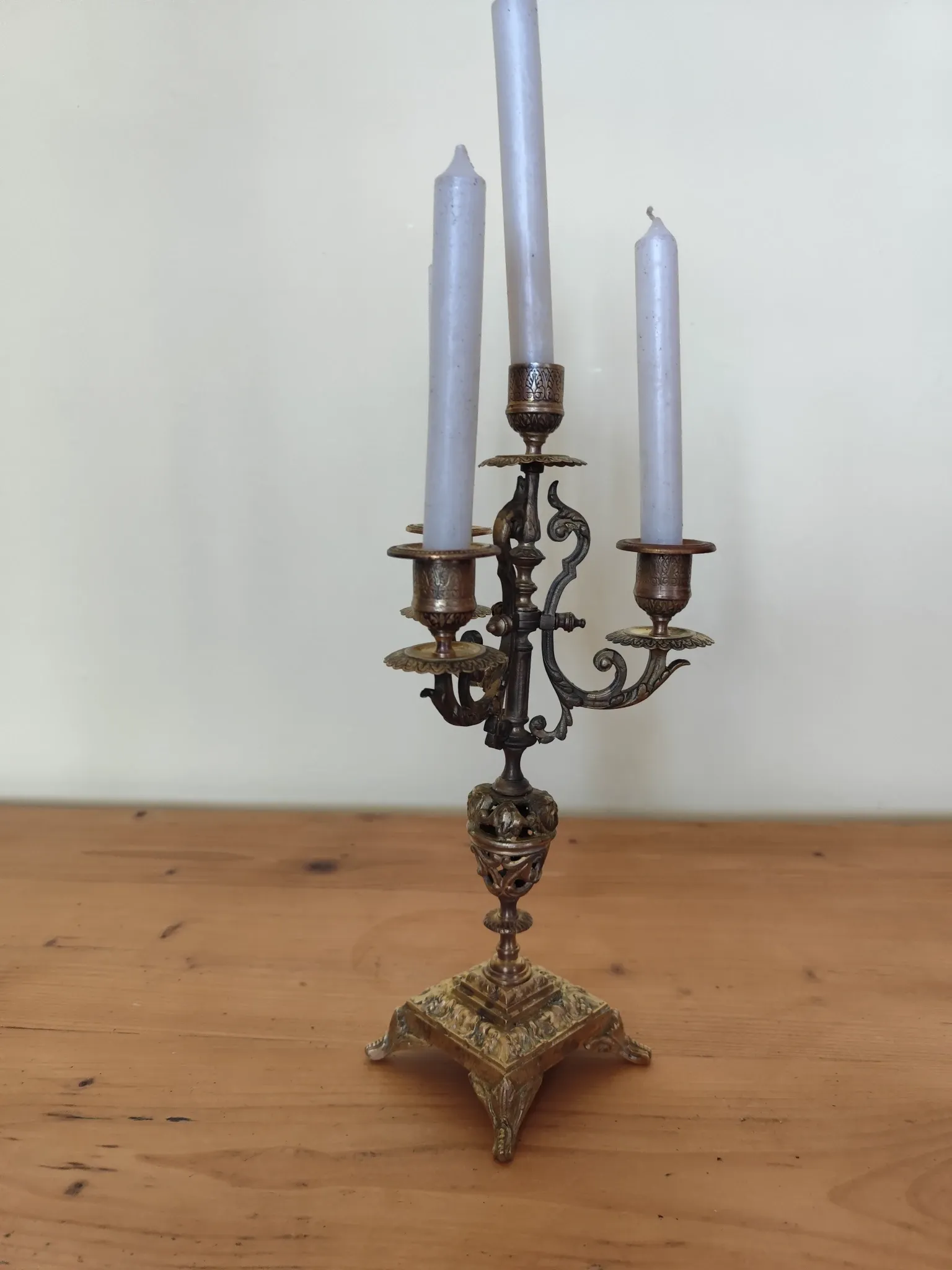 four-light candelabrum in chiselled brass from the 19th century
