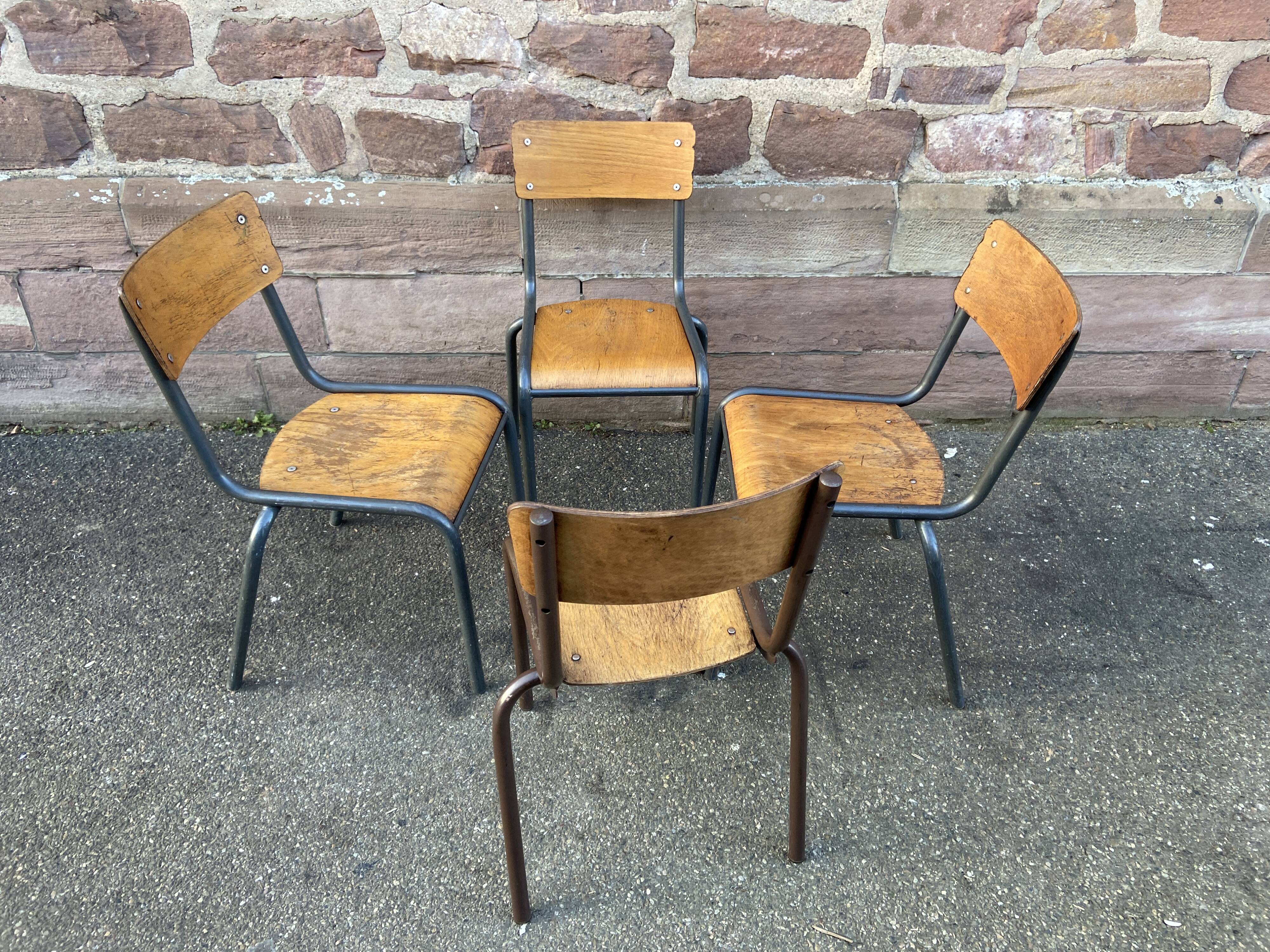 Lot de 4 chaises d'école dépareillée vintage