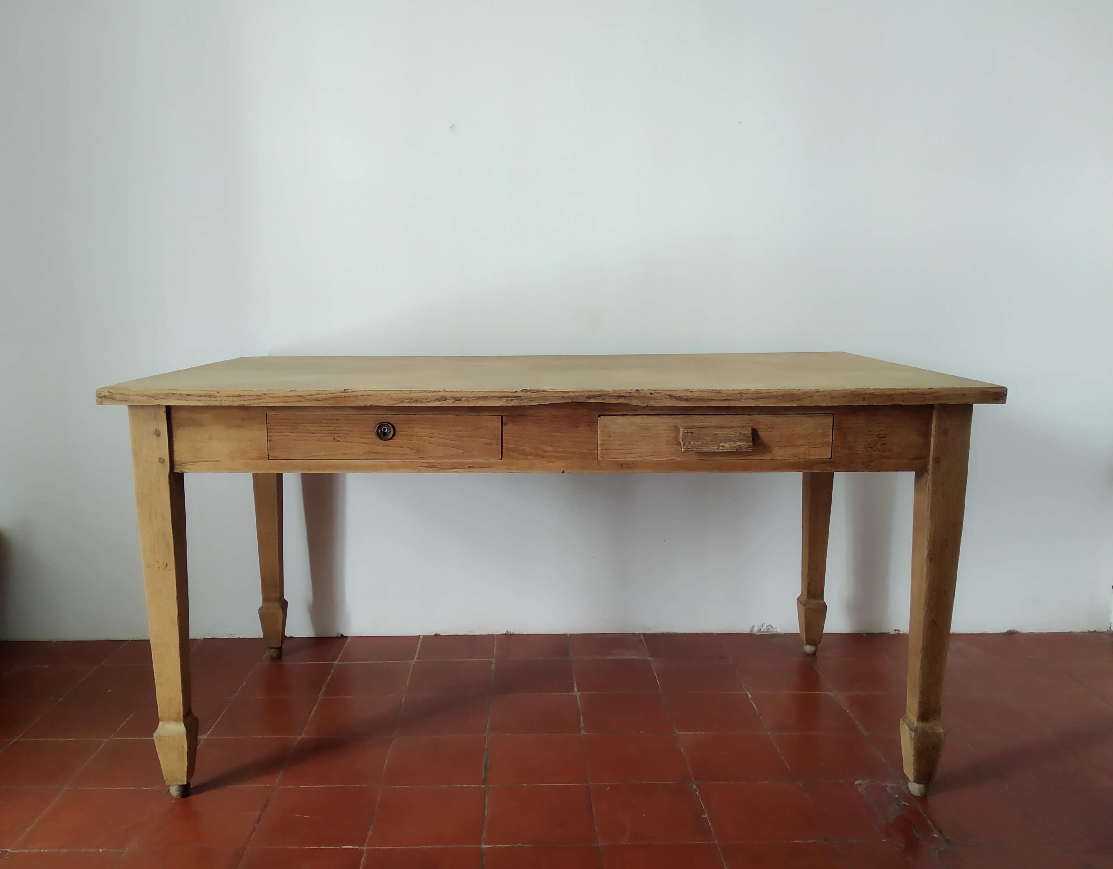Antique oak table with 2 drawers