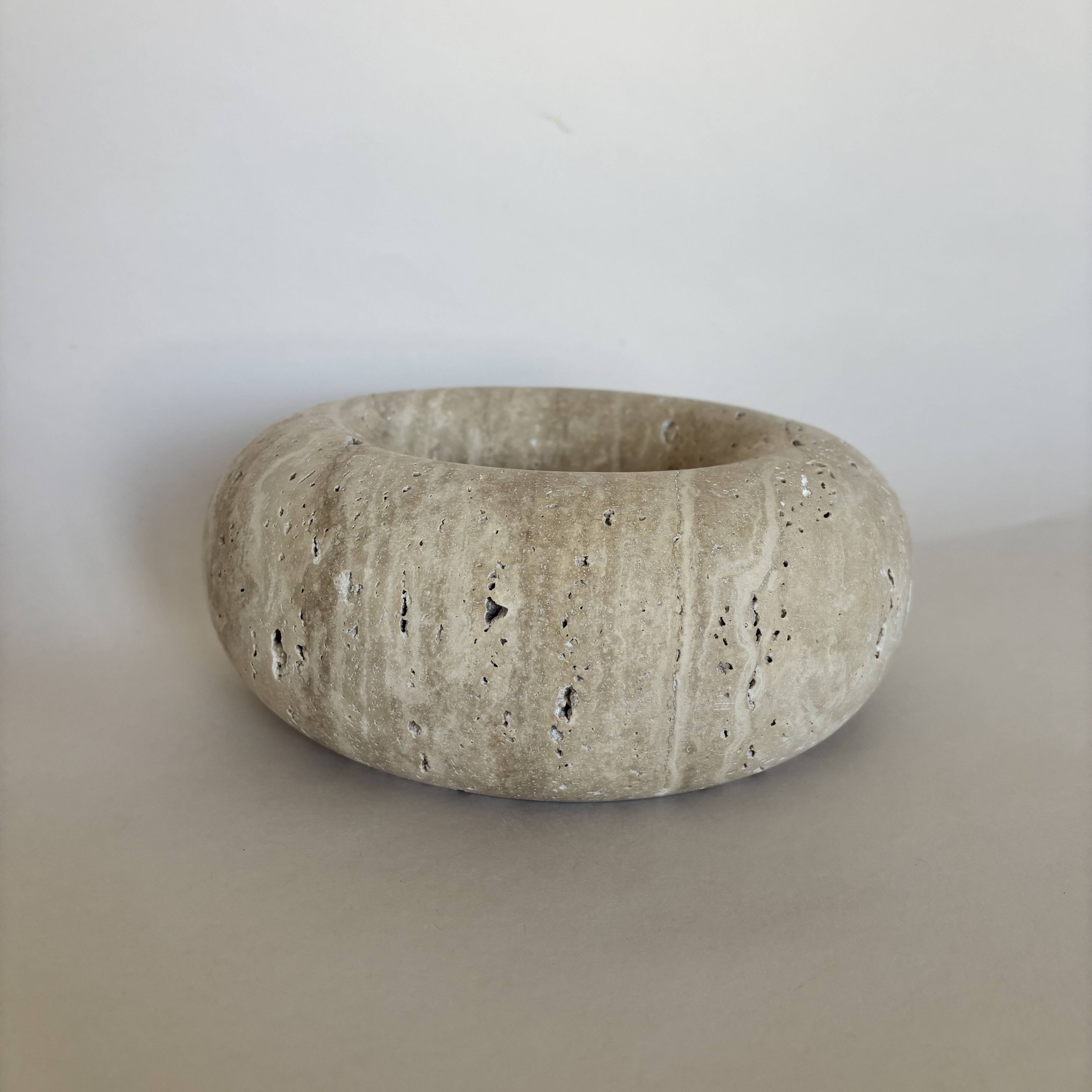 Donut-shaped disguised pocket emptier