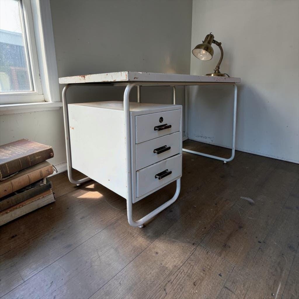Bureau industriel vintage gris style bauhaus