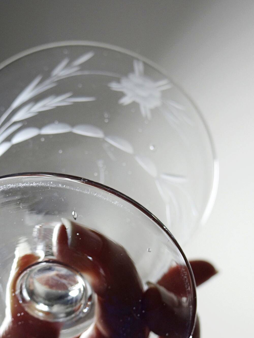 8 coupes à champagne en verre gravé à la roue décor végétal, Bohême, début XXe