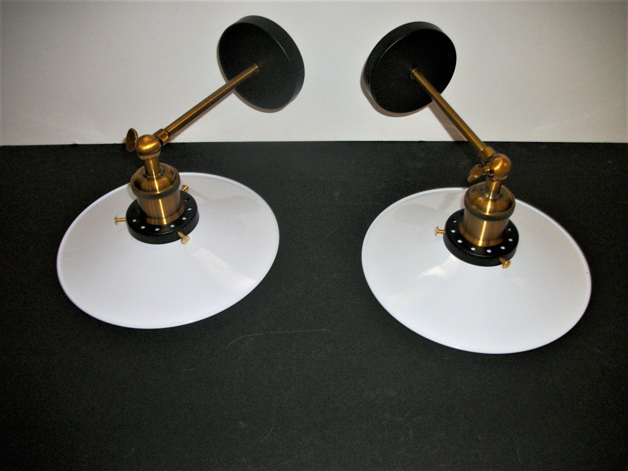 Pair of metal wall lamps in black and white color