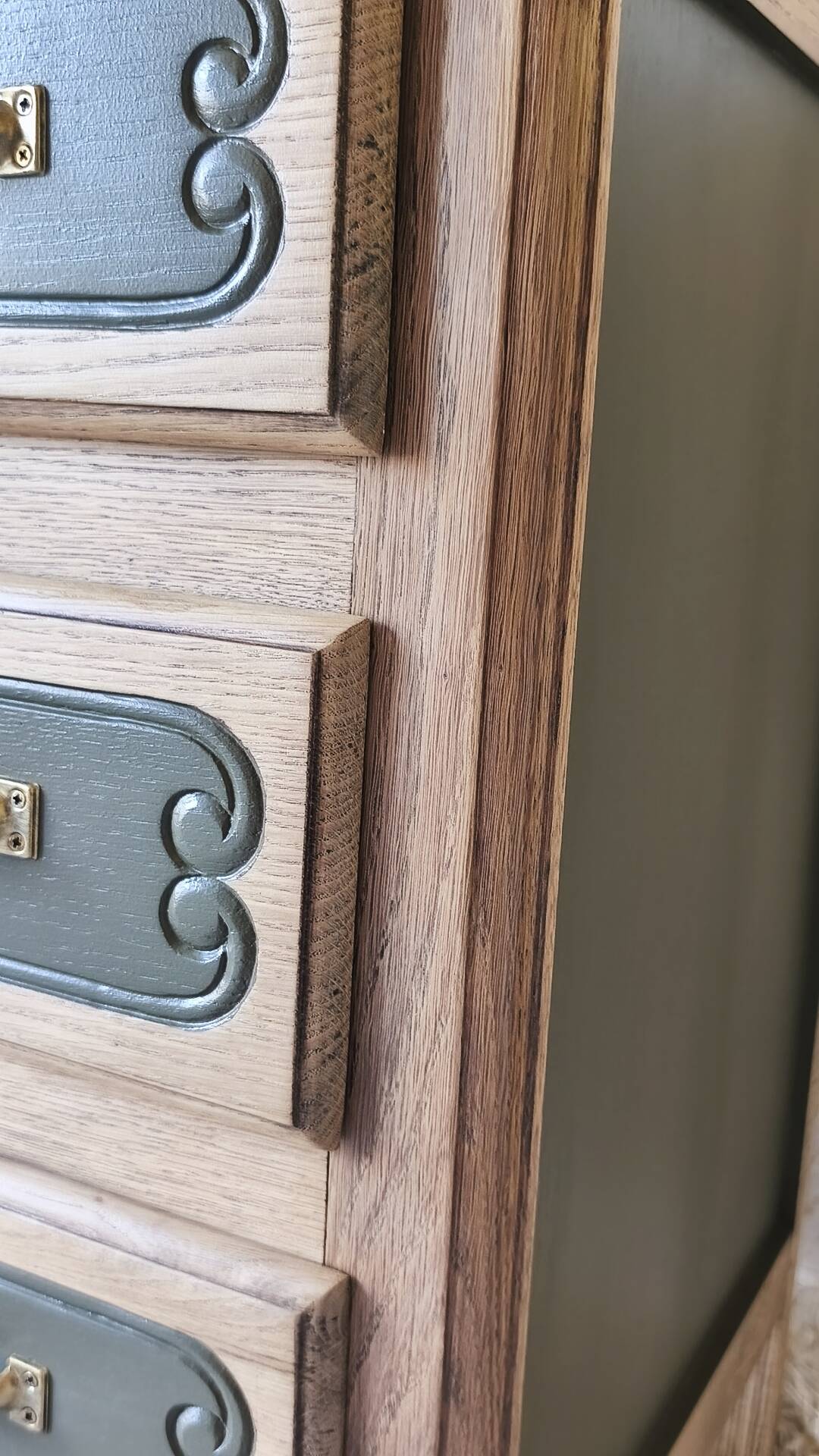 Oak chest of drawers