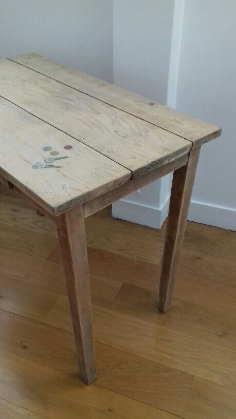 Table ancienne en bois avec inclusion de monnaies et de clés