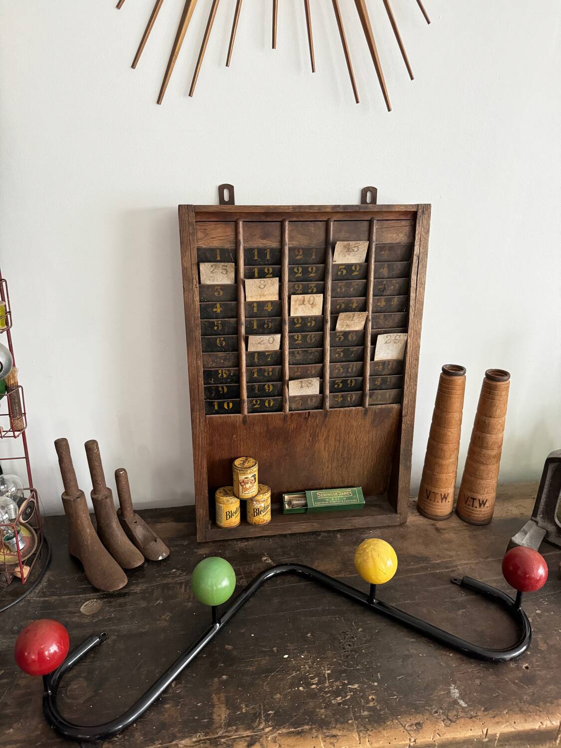 Wall coat rack with 4 wooden balls