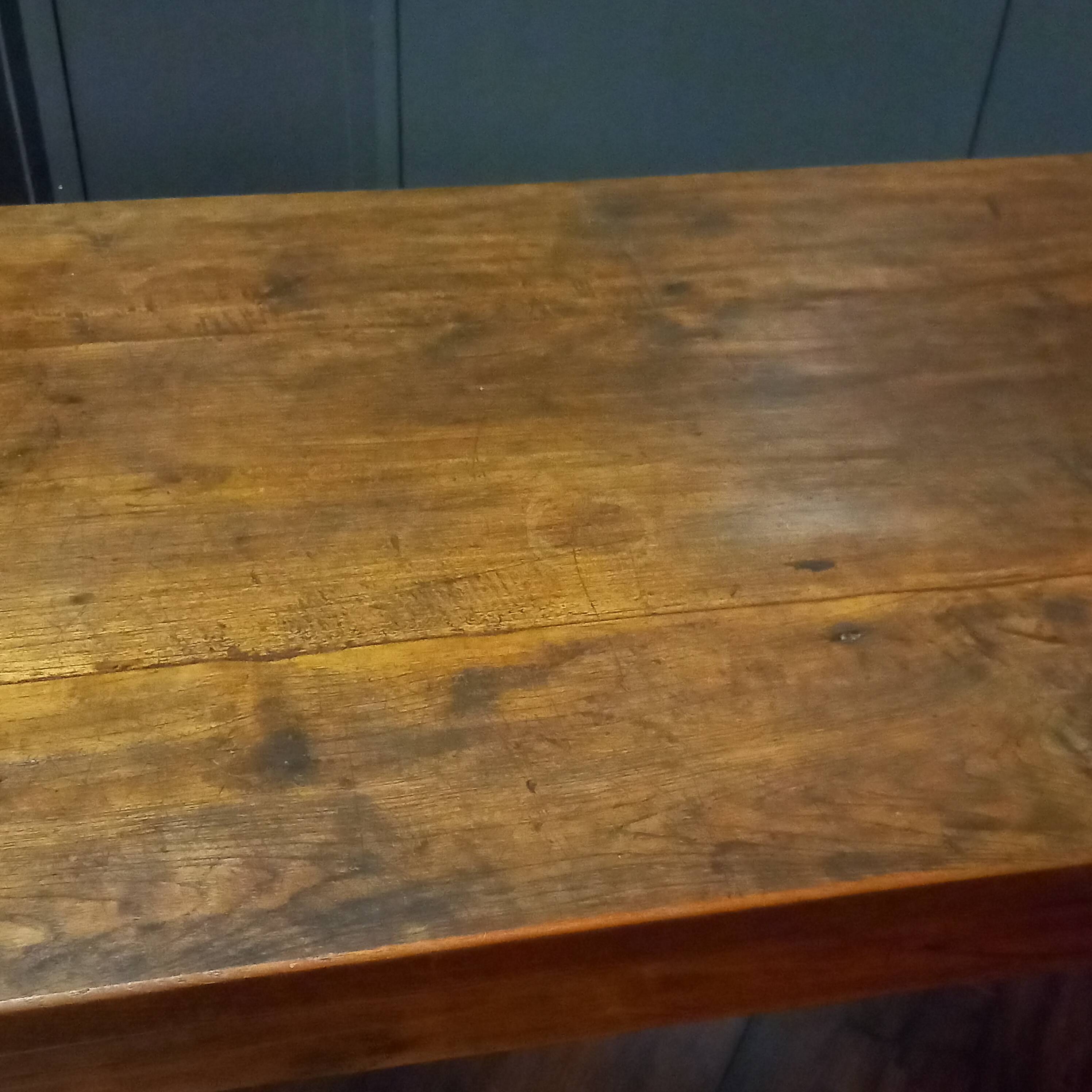 Table de ferme française antique en bois fruitier