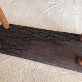 Banc en bois brutaliste