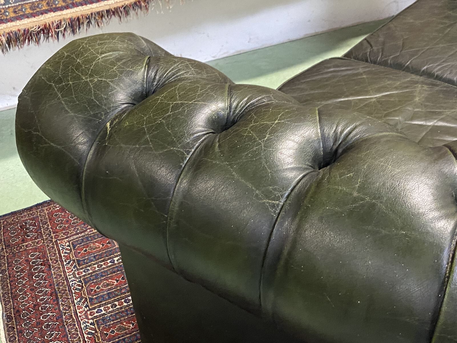 Chesterfield 2-seater green leather sofa from the 1980s