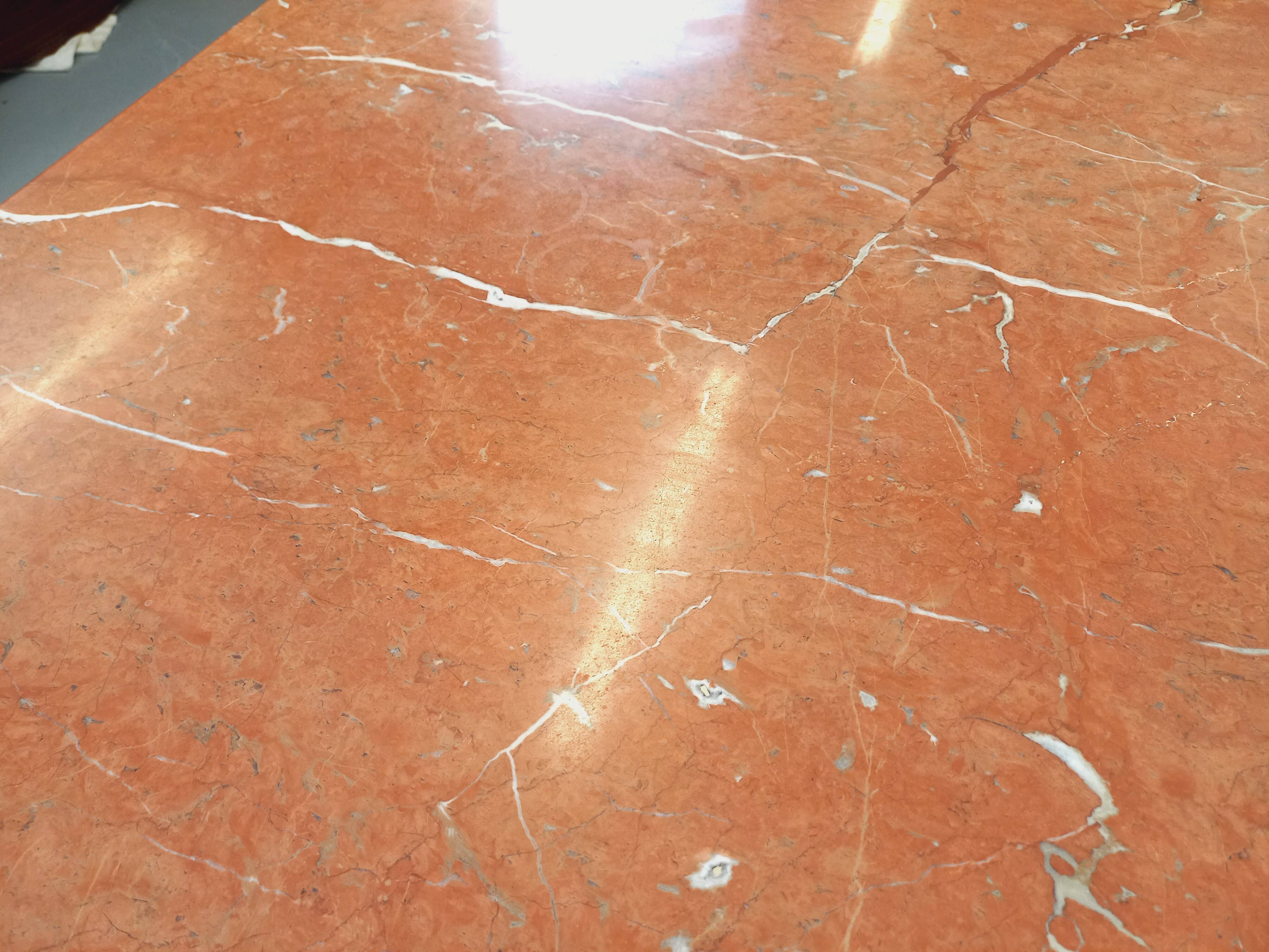 Vintage oval dining table in pink marble from the 70s 80s.