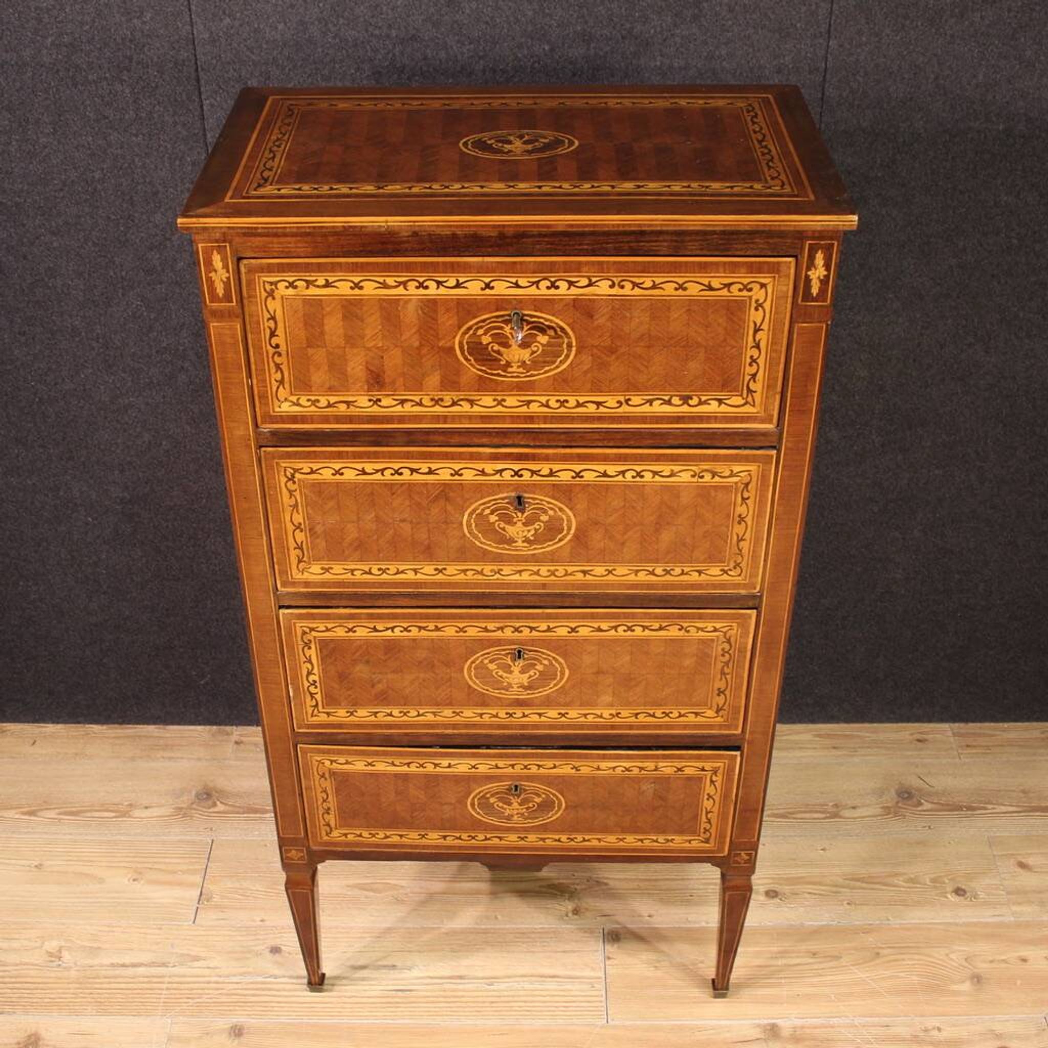 Commode marquetée de style Louis XVI du XXe siècle
